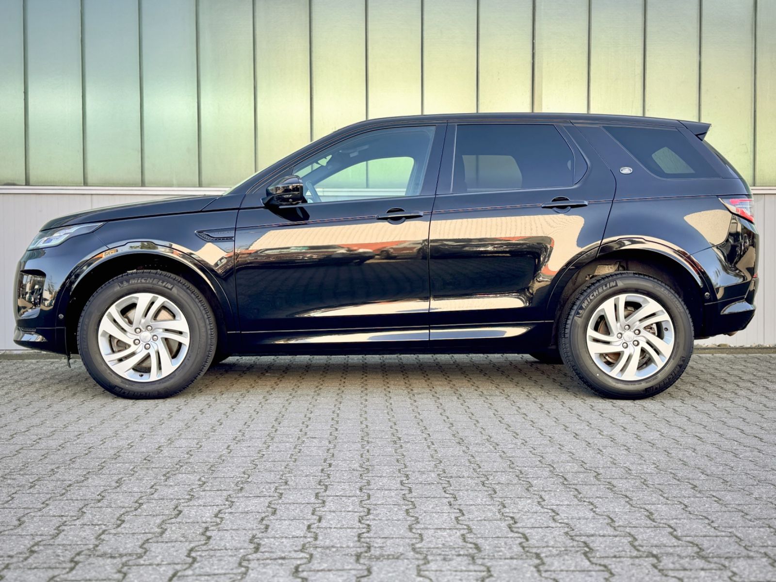 Fahrzeugabbildung Land Rover Discovery Sport D165 AWD R-Dynamic*STANDHEIZUNG*