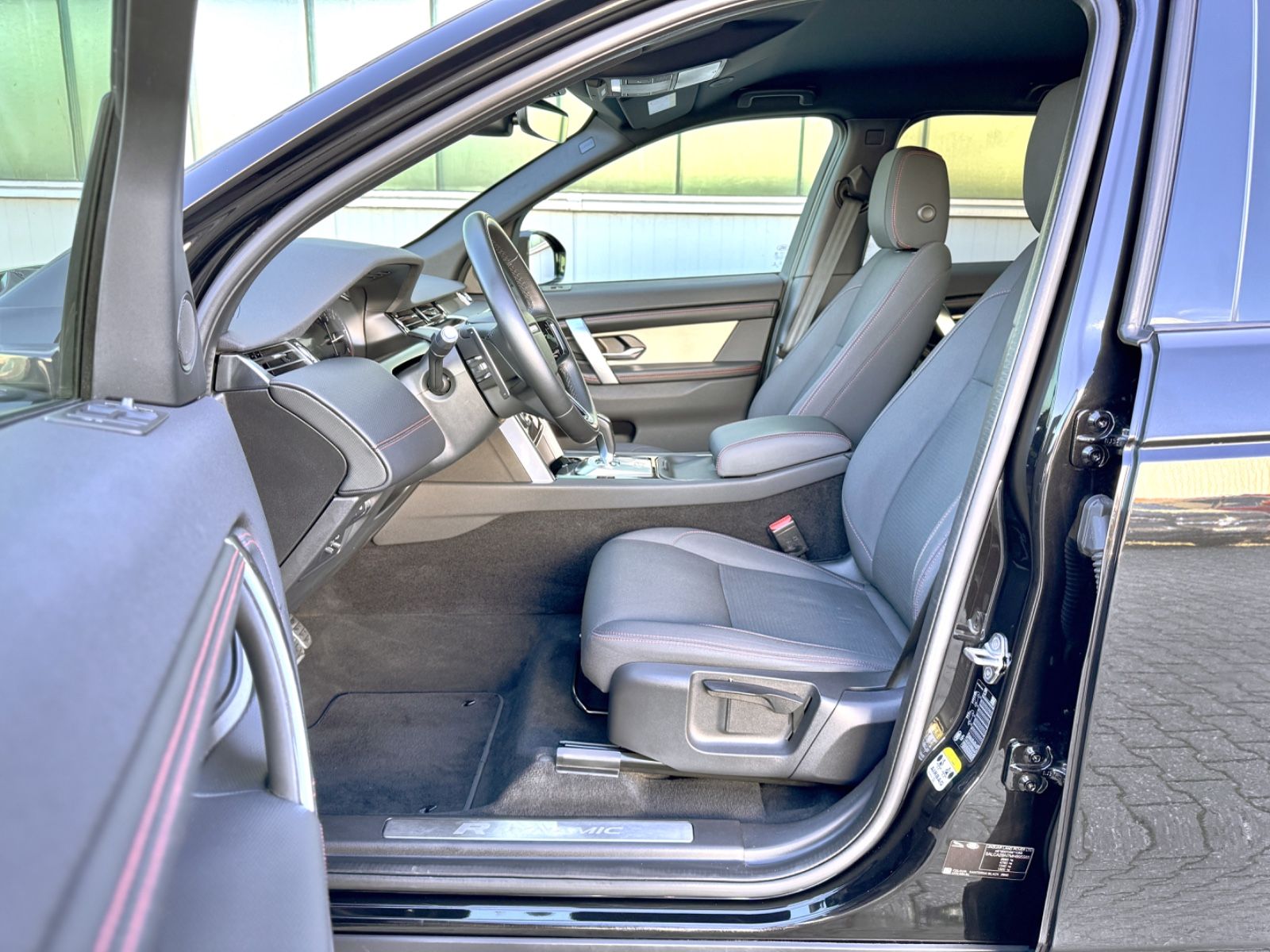 Fahrzeugabbildung Land Rover Discovery Sport D165 AWD R-Dynamic*STANDHEIZUNG*