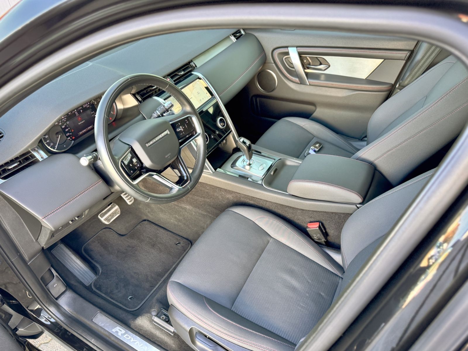 Fahrzeugabbildung Land Rover Discovery Sport D165 AWD R-Dynamic*STANDHEIZUNG*