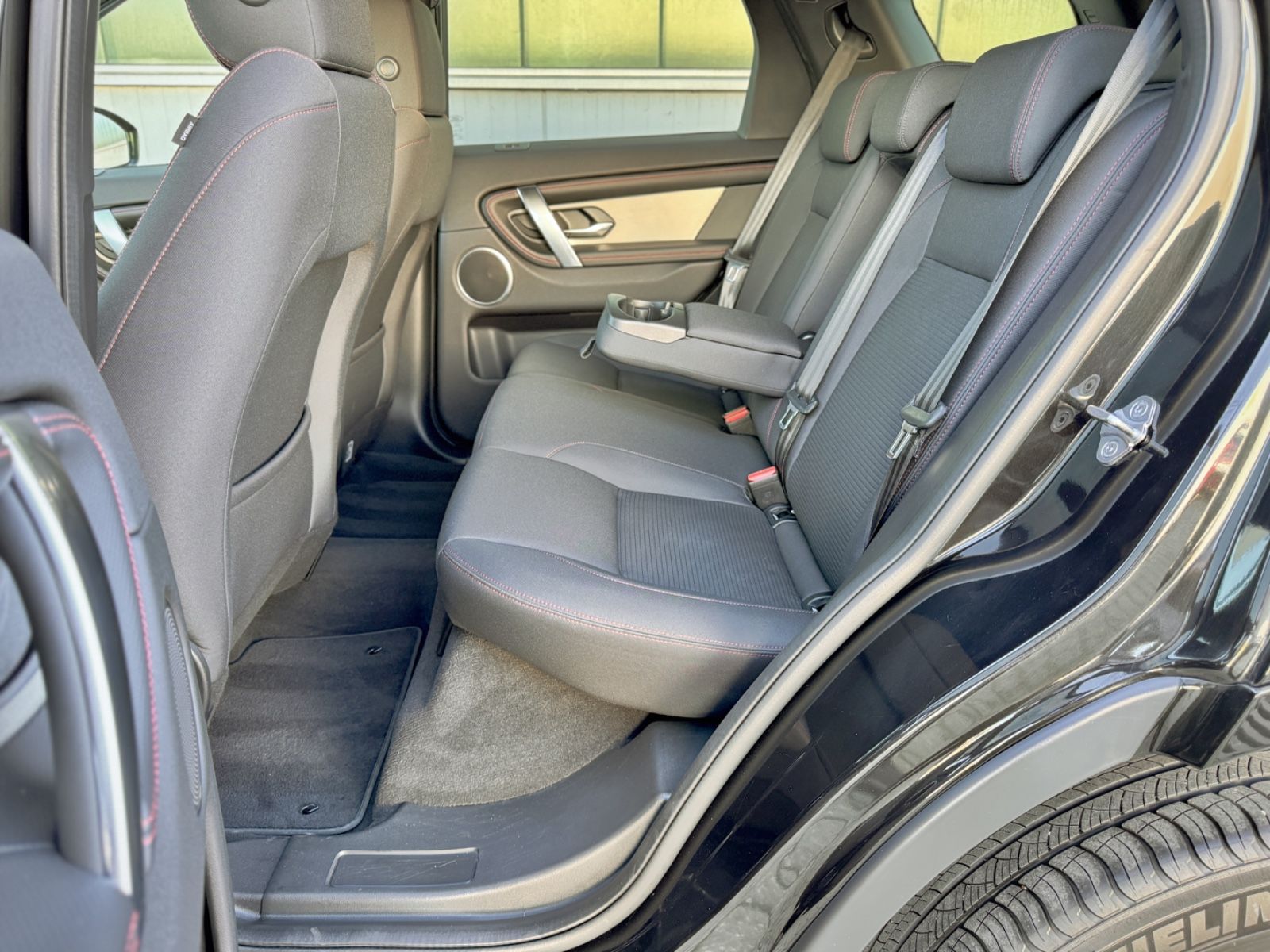 Fahrzeugabbildung Land Rover Discovery Sport D165 AWD R-Dynamic*STANDHEIZUNG*