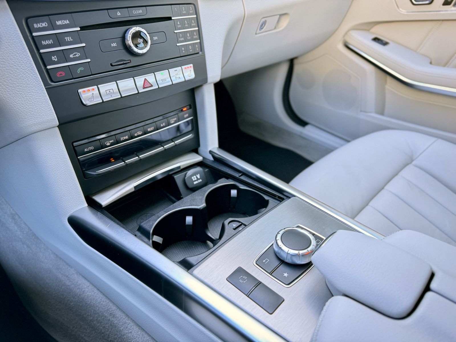 Fahrzeugabbildung Mercedes-Benz E 220d 9G-Tronic BlueTec *1.HAND|LEDER|CAM|NAVI*