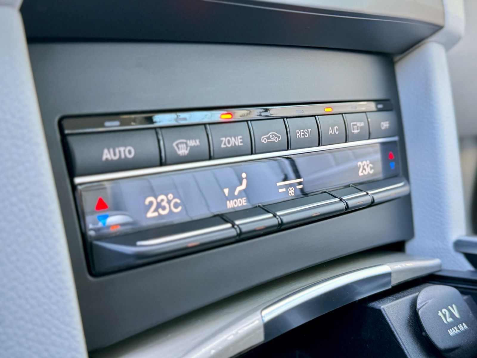 Fahrzeugabbildung Mercedes-Benz E 220d 9G-Tronic BlueTec *1.HAND|LEDER|CAM|NAVI*