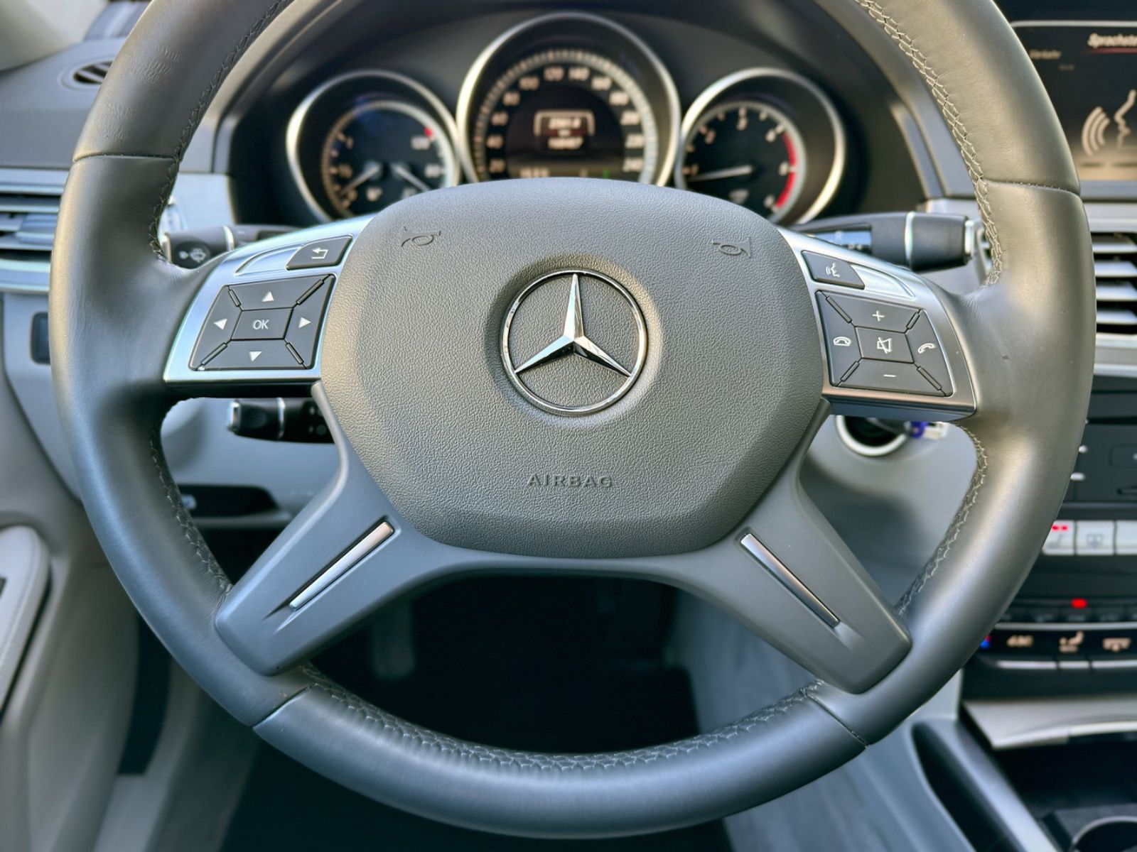 Fahrzeugabbildung Mercedes-Benz E 220d 9G-Tronic BlueTec *1.HAND|LEDER|CAM|NAVI*