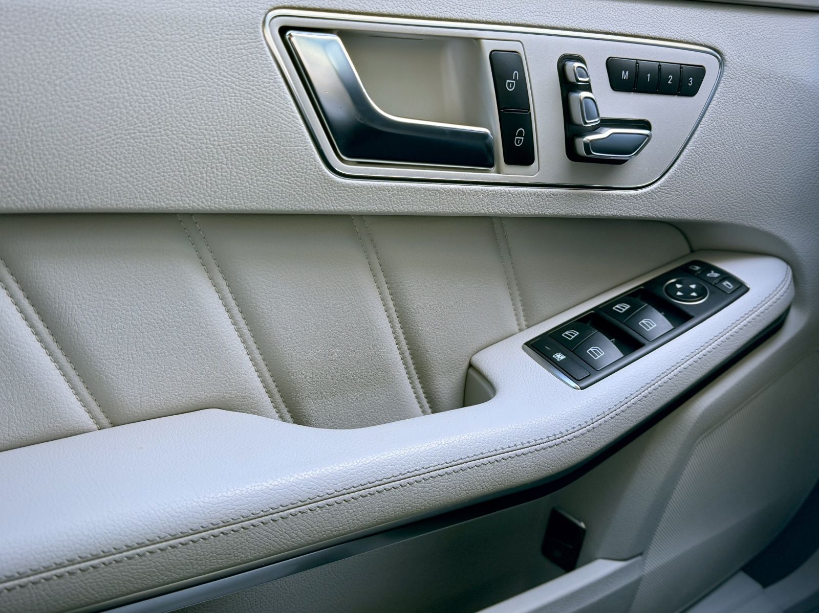 Fahrzeugabbildung Mercedes-Benz E 220d 9G-Tronic BlueTec *1.HAND|LEDER|CAM|NAVI*