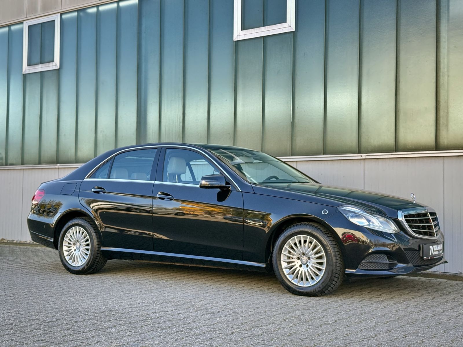 Fahrzeugabbildung Mercedes-Benz E 220d 9G-Tronic BlueTec *1.HAND|LEDER|CAM|NAVI*