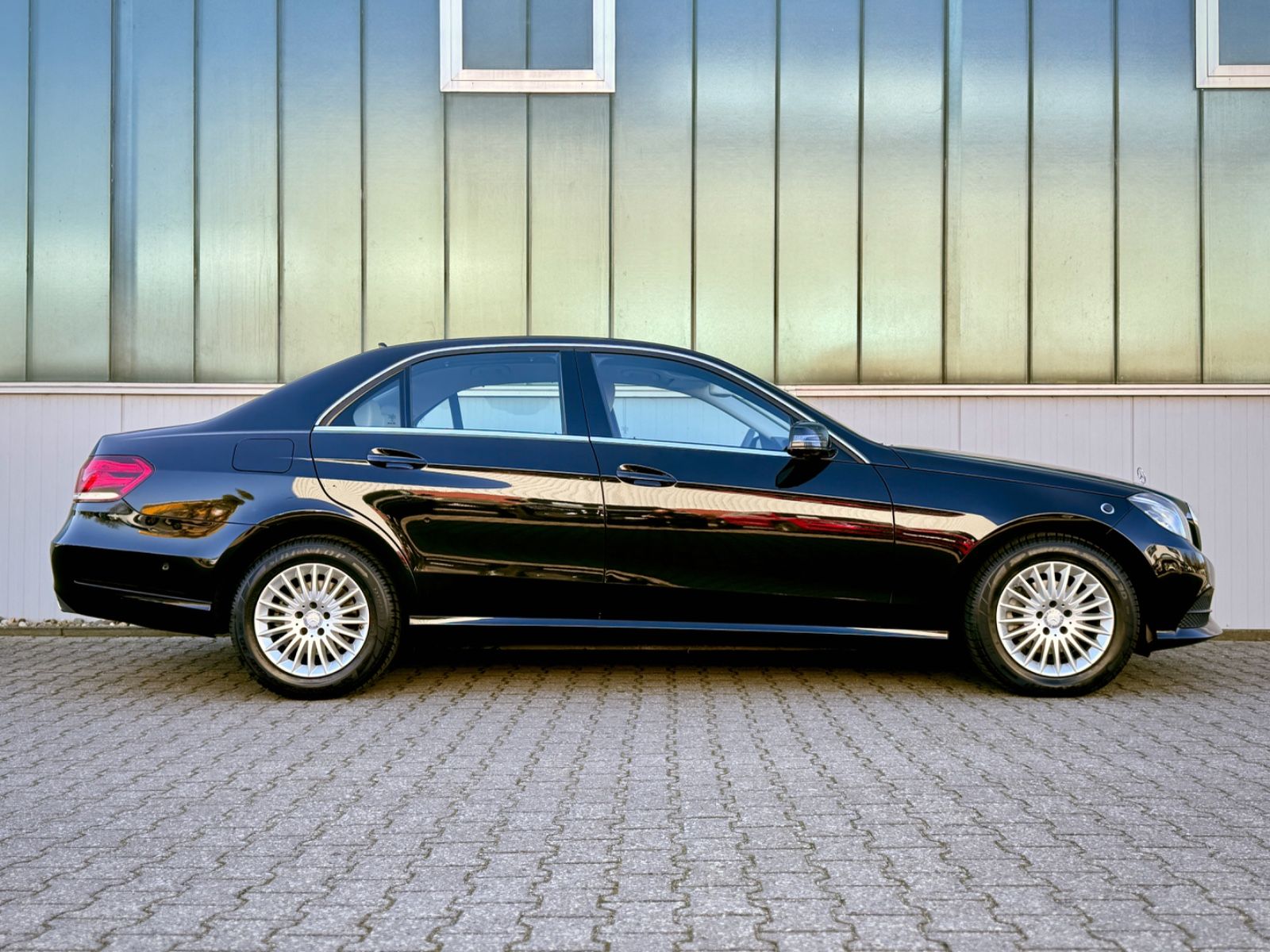 Fahrzeugabbildung Mercedes-Benz E 220d 9G-Tronic BlueTec *1.HAND|LEDER|CAM|NAVI*