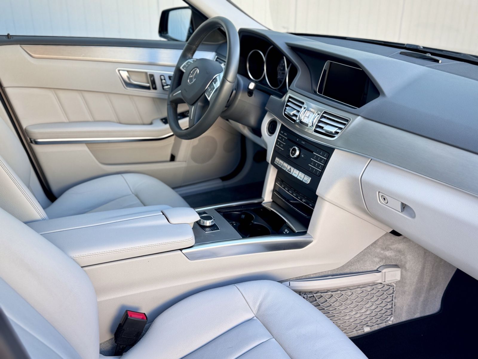 Fahrzeugabbildung Mercedes-Benz E 220d 9G-Tronic BlueTec *1.HAND|LEDER|CAM|NAVI*