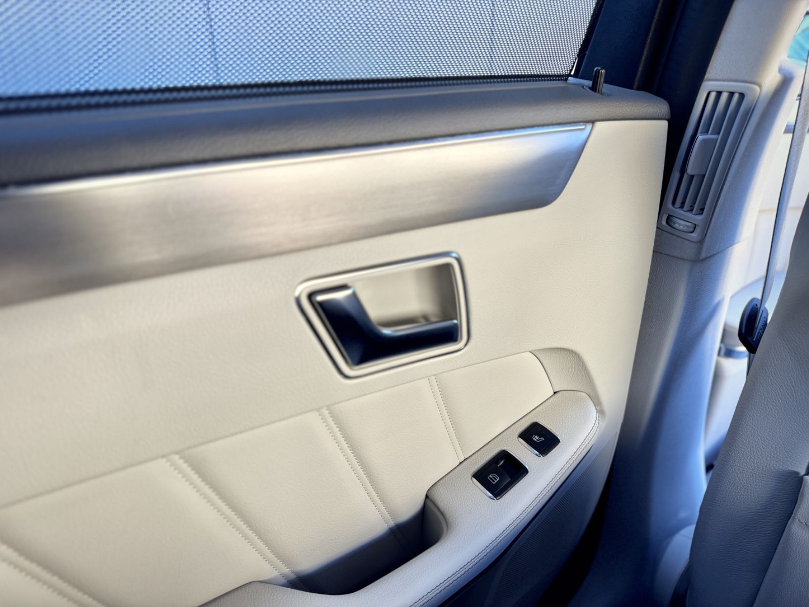 Fahrzeugabbildung Mercedes-Benz E 220d 9G-Tronic BlueTec *1.HAND|LEDER|CAM|NAVI*