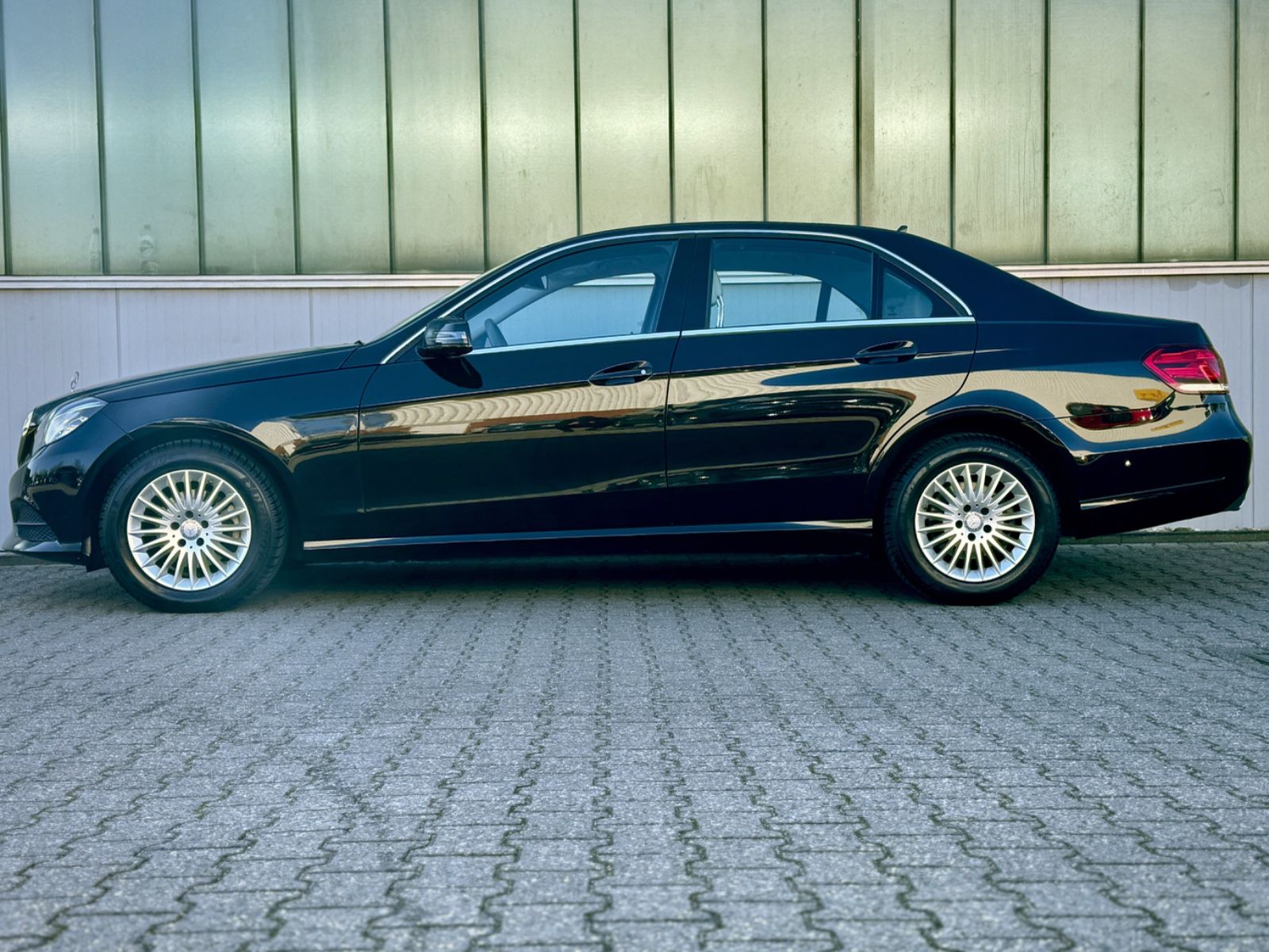 Fahrzeugabbildung Mercedes-Benz E 220d 9G-Tronic BlueTec *1.HAND|LEDER|CAM|NAVI*