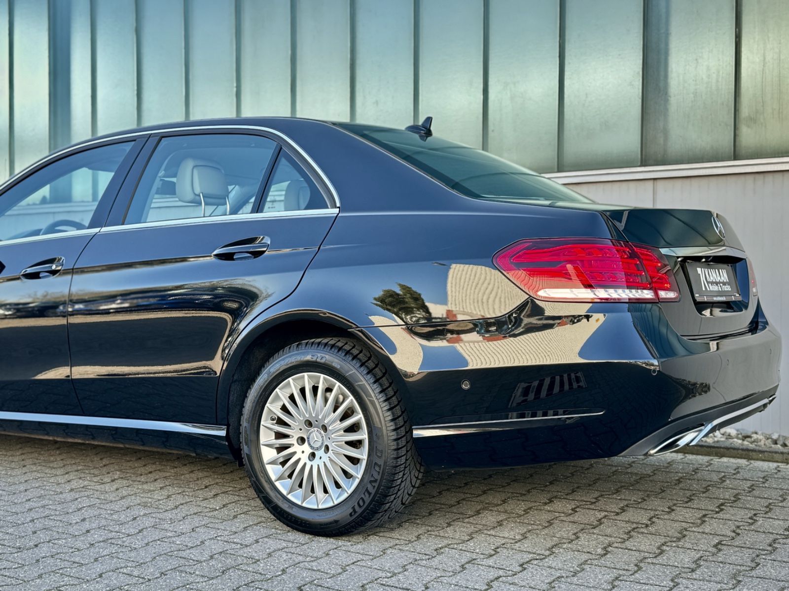 Fahrzeugabbildung Mercedes-Benz E 220d 9G-Tronic BlueTec *1.HAND|LEDER|CAM|NAVI*