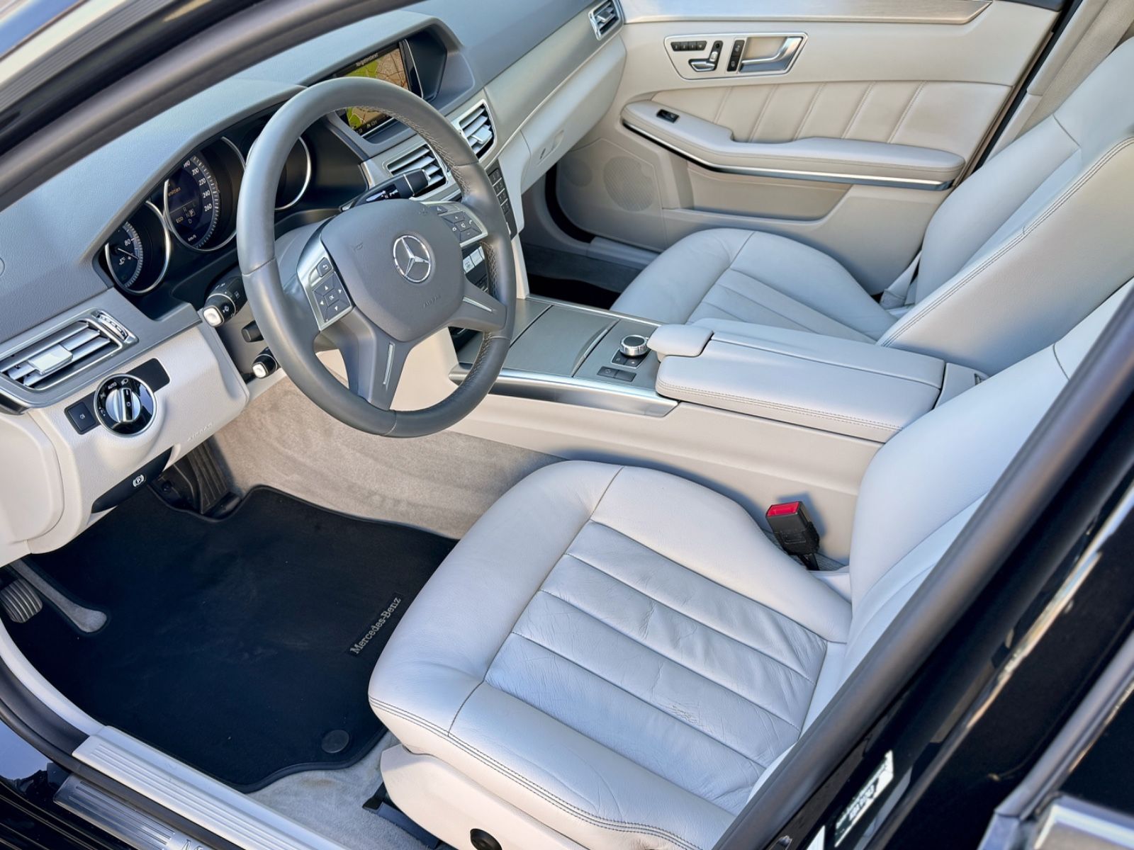 Fahrzeugabbildung Mercedes-Benz E 220d 9G-Tronic BlueTec *1.HAND|LEDER|CAM|NAVI*