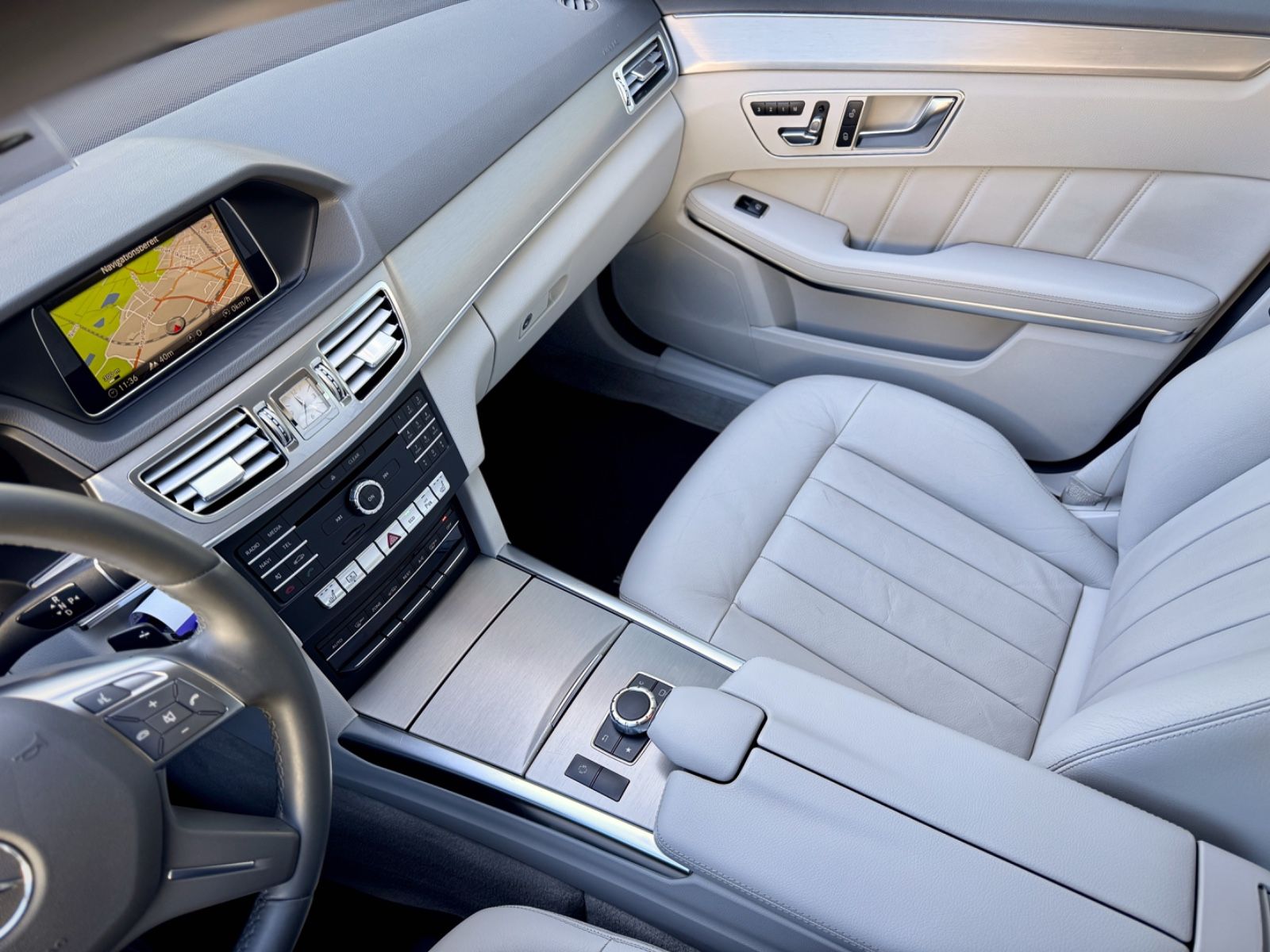 Fahrzeugabbildung Mercedes-Benz E 220d 9G-Tronic BlueTec *1.HAND|LEDER|CAM|NAVI*