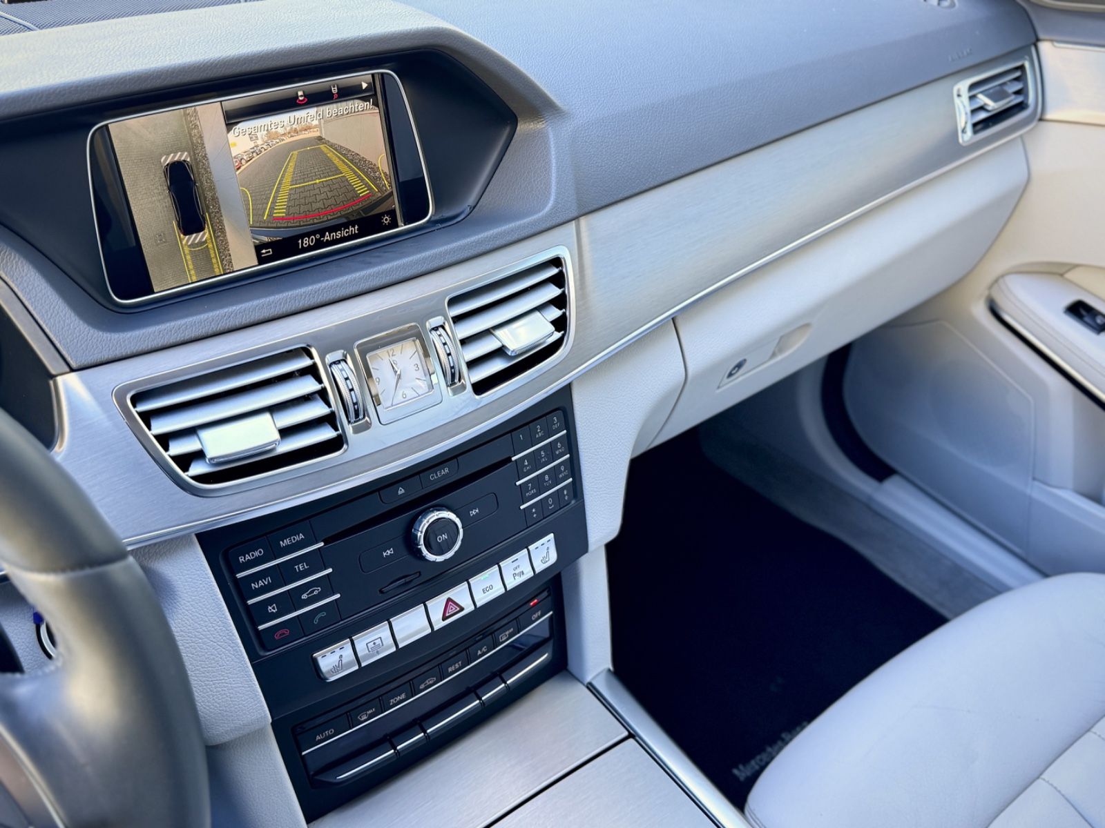 Fahrzeugabbildung Mercedes-Benz E 220d 9G-Tronic BlueTec *1.HAND|LEDER|CAM|NAVI*