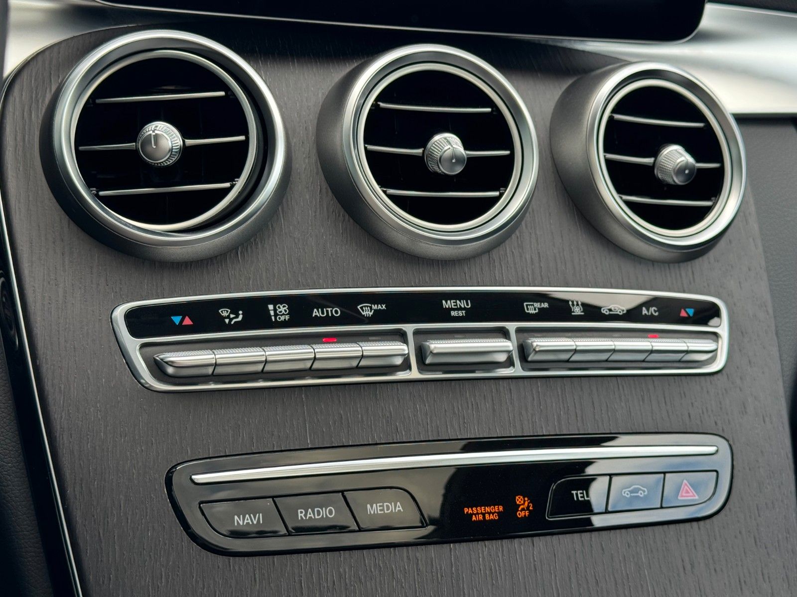 Fahrzeugabbildung Mercedes-Benz C 180 Avantgade Business*STANDHEIZUNG|NAVI|PANO*