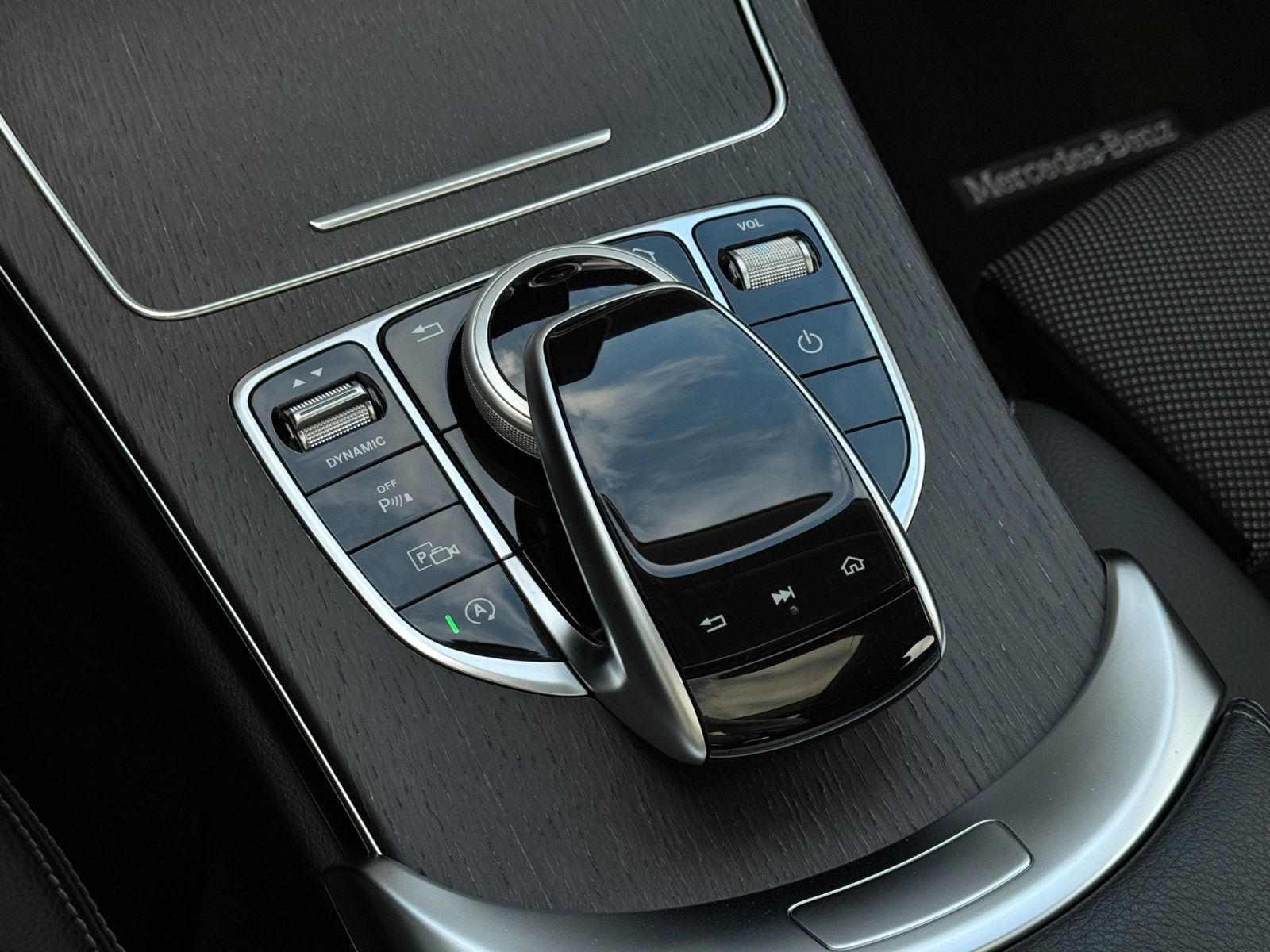 Fahrzeugabbildung Mercedes-Benz C 180 Avantgade Business*STANDHEIZUNG|NAVI|PANO*