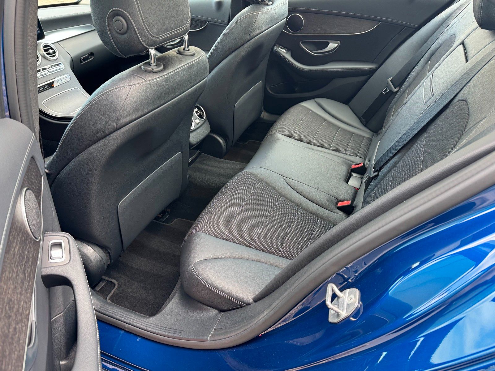 Fahrzeugabbildung Mercedes-Benz C 180 Avantgade Business*STANDHEIZUNG|NAVI|PANO*