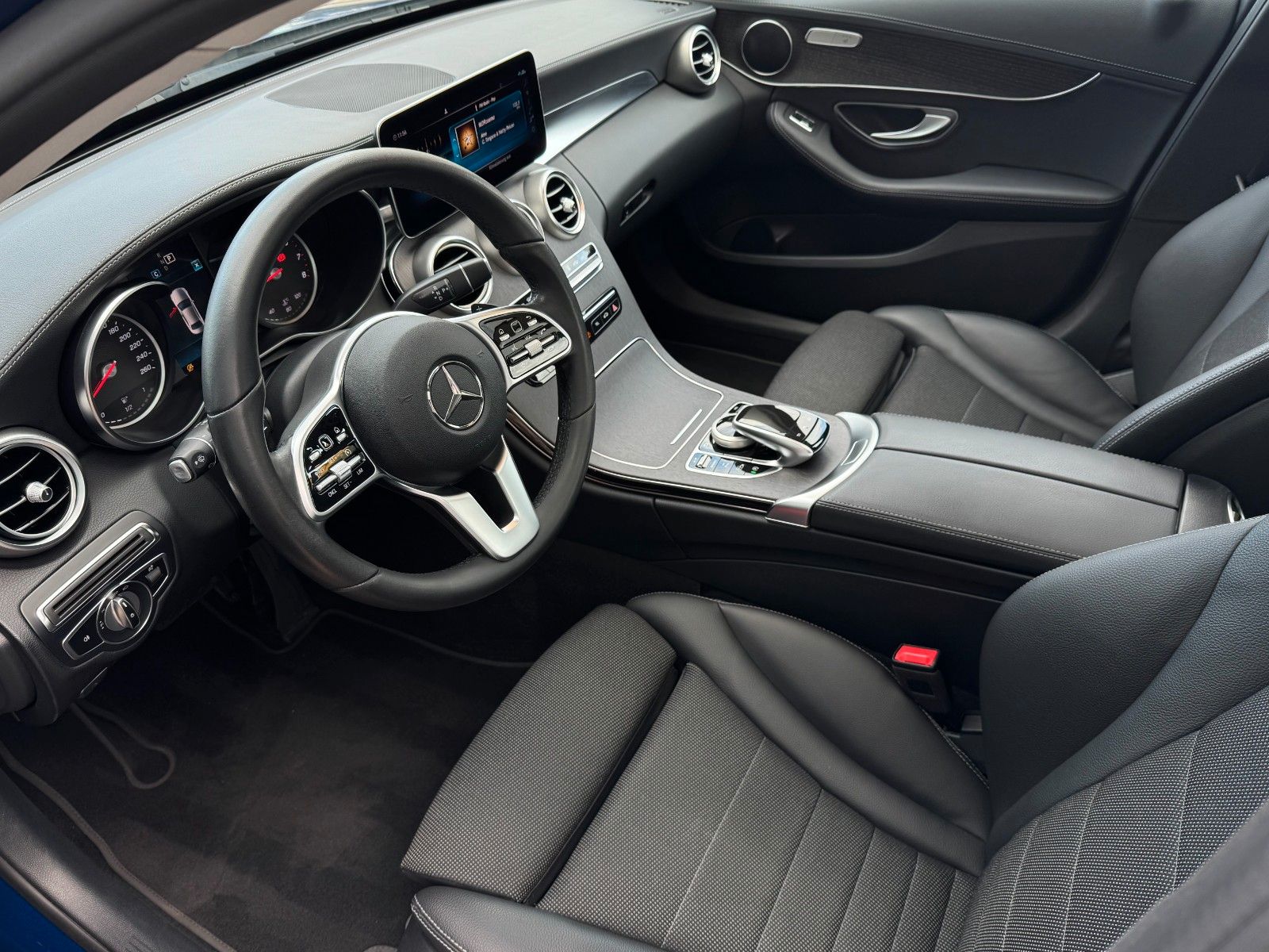 Fahrzeugabbildung Mercedes-Benz C 180 Avantgade Business*STANDHEIZUNG|NAVI|PANO*