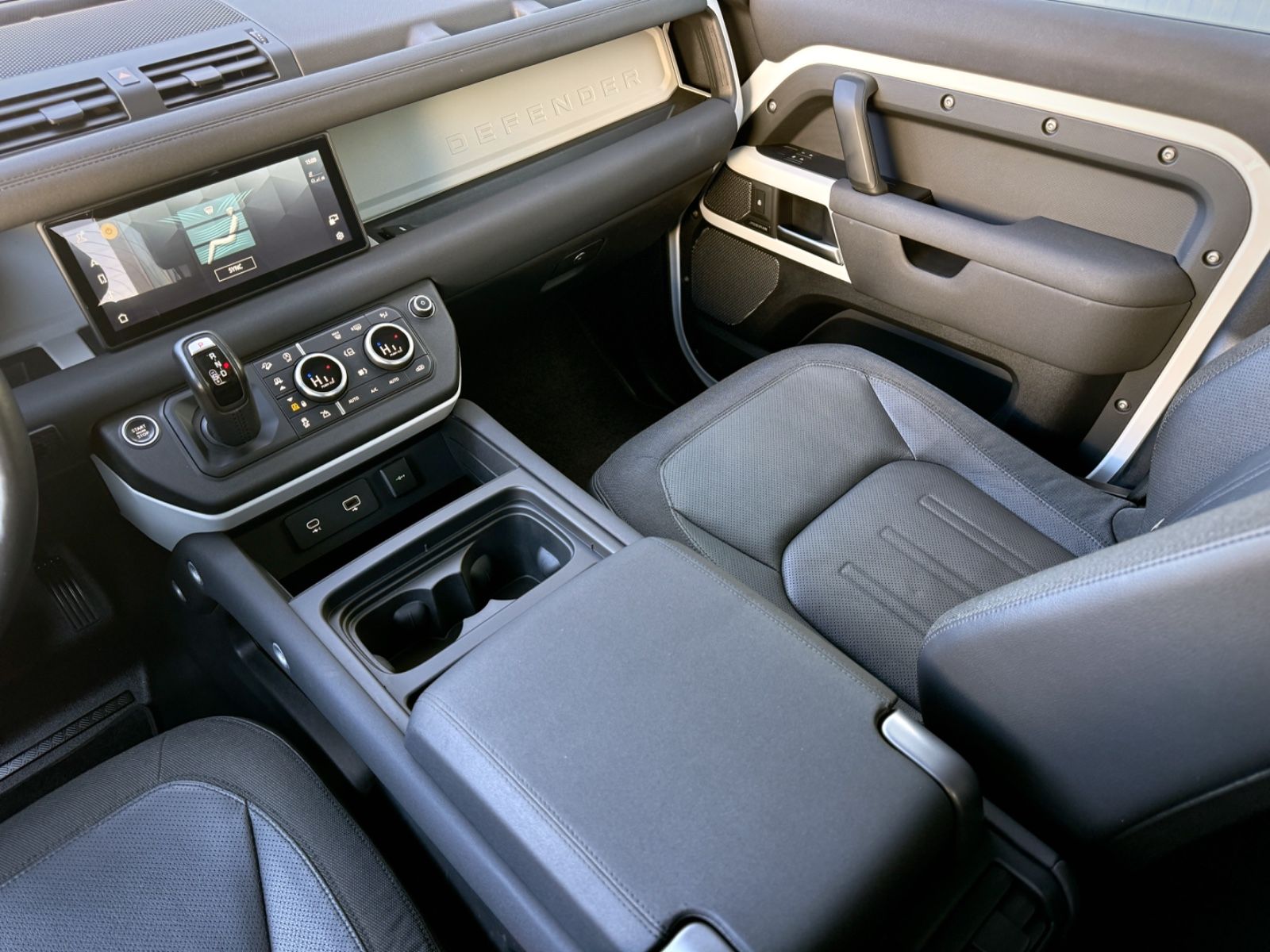 Fahrzeugabbildung Land Rover Defender 110 D240 AWD SE *AHK|OFF-ROAD-PACK|LED*