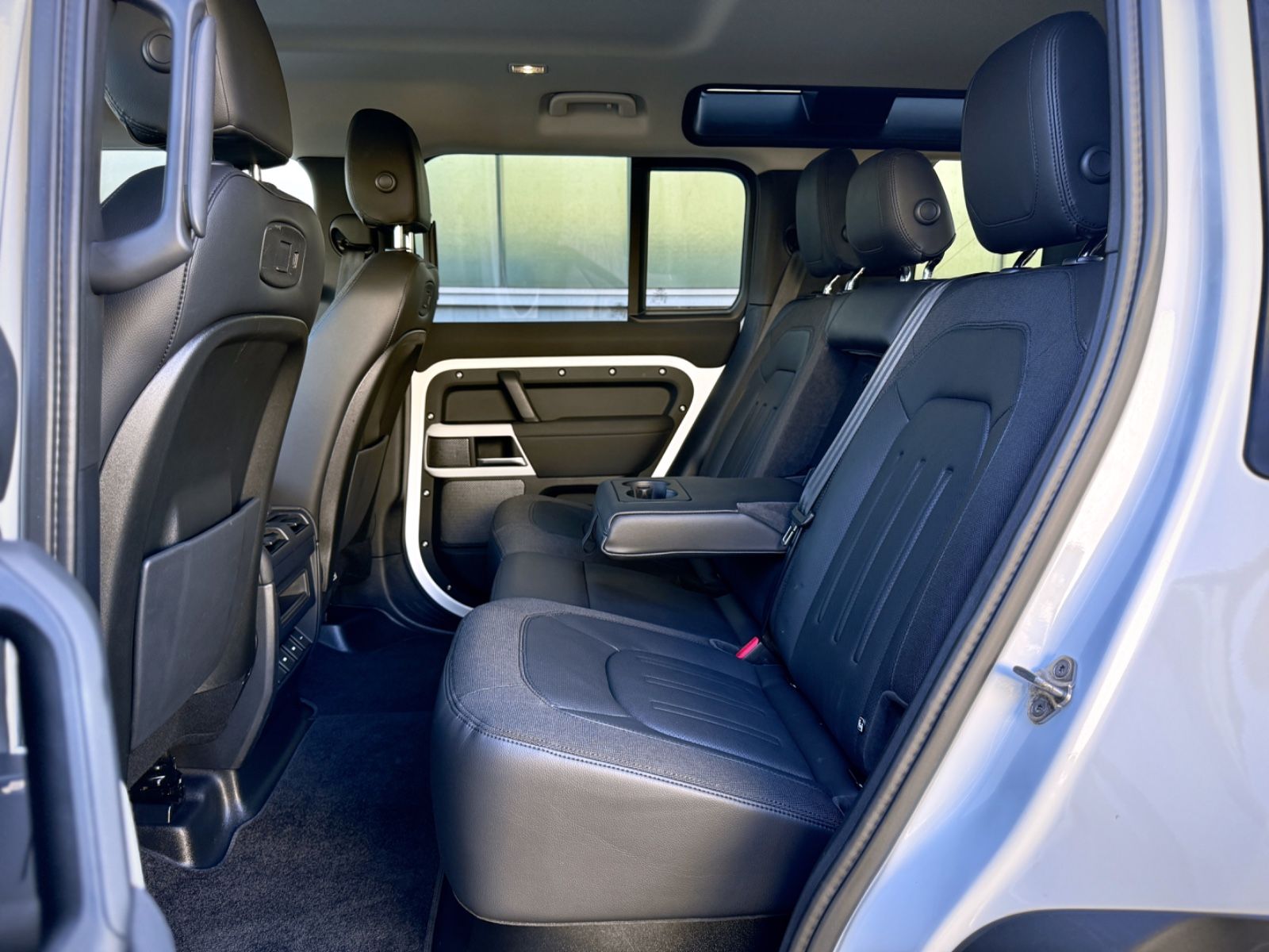 Fahrzeugabbildung Land Rover Defender 110 D240 AWD SE *AHK|OFF-ROAD-PACK|LED*