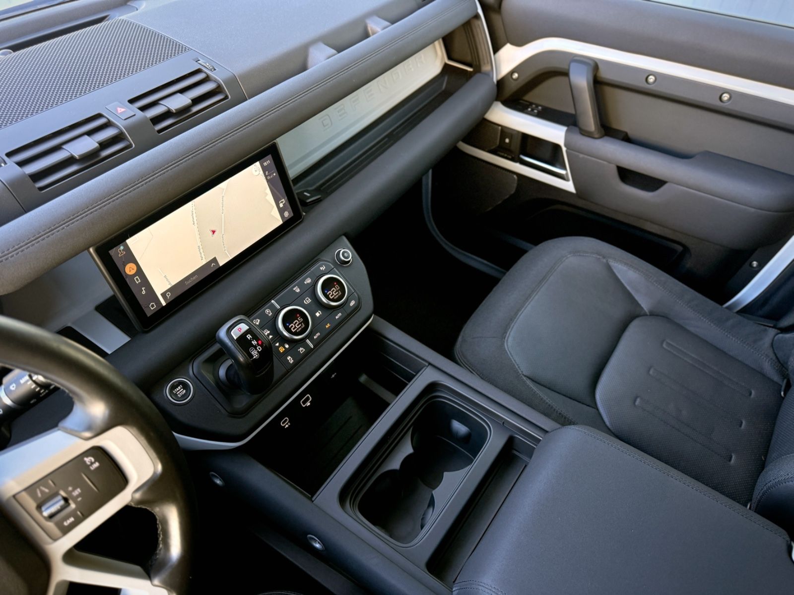 Fahrzeugabbildung Land Rover Defender 110 D240 AWD SE *AHK|OFF-ROAD-PACK|LED*