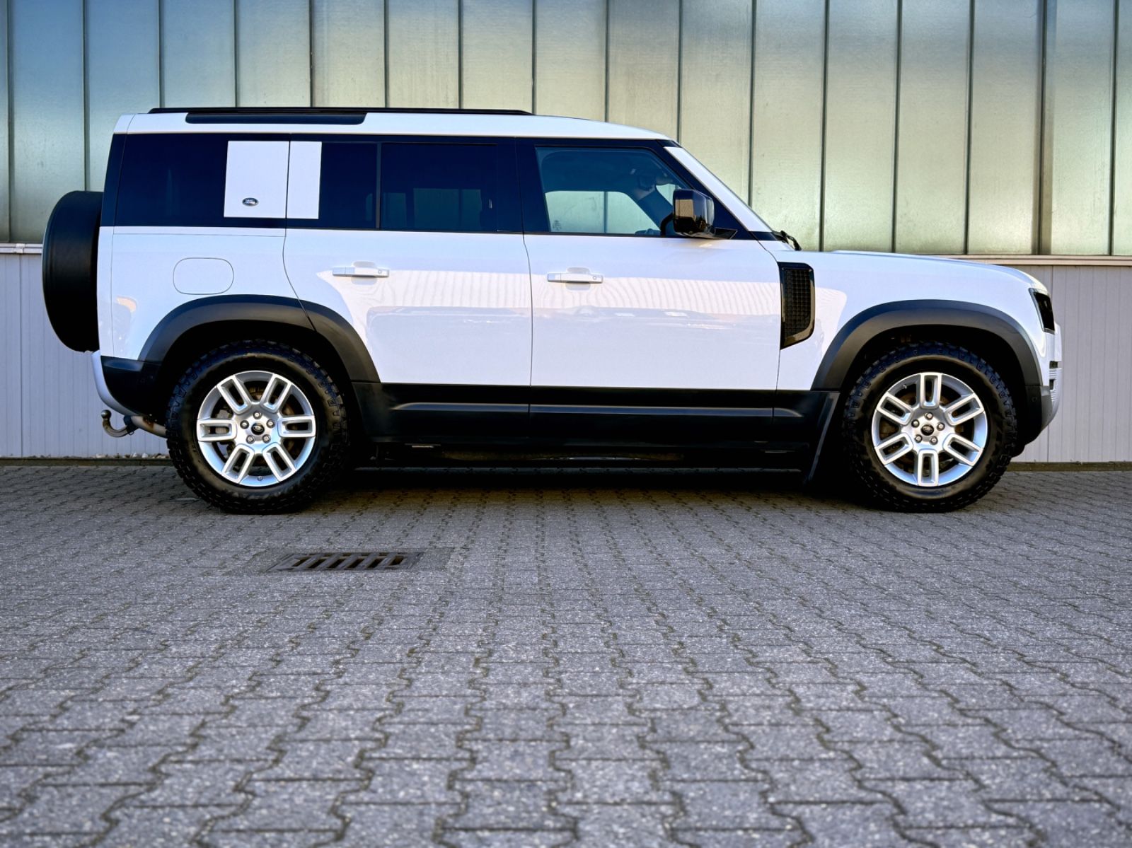 Fahrzeugabbildung Land Rover Defender 110 D240 AWD SE *AHK|OFF-ROAD-PACK|LED*