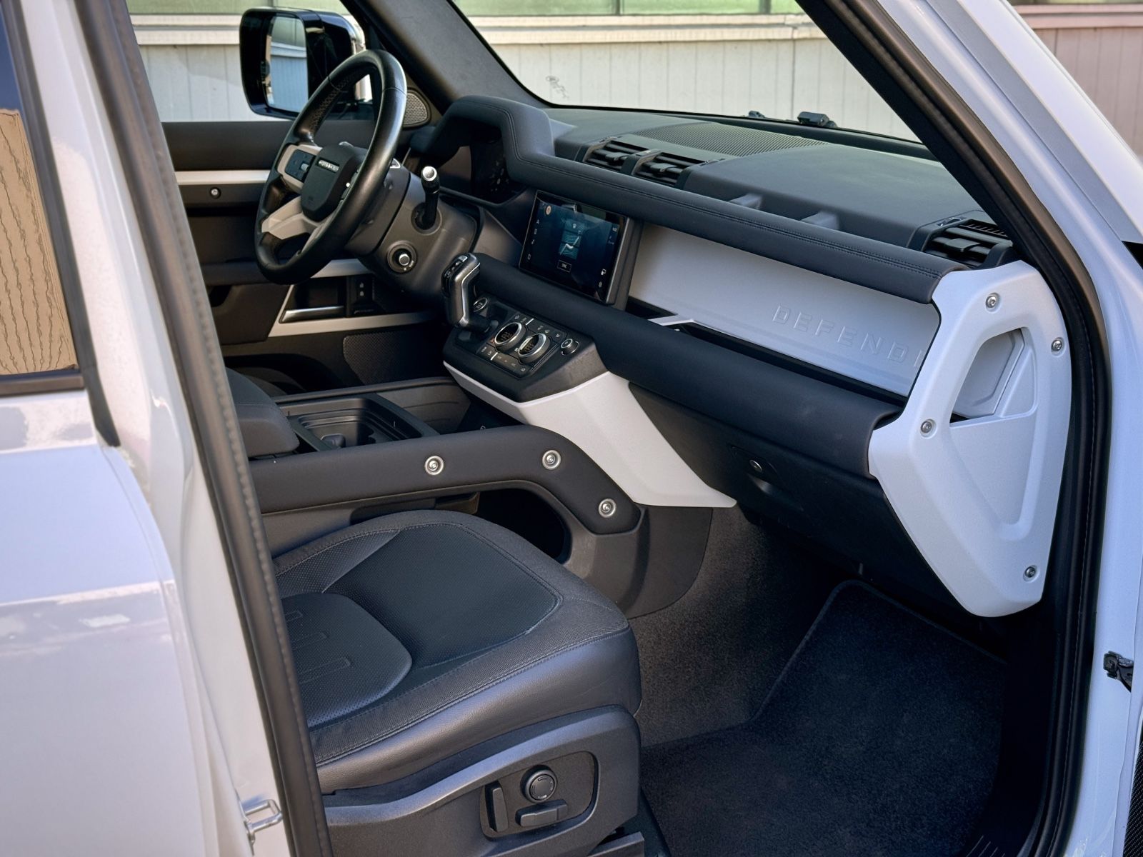 Fahrzeugabbildung Land Rover Defender 110 D240 AWD SE *AHK|OFF-ROAD-PACK|LED*