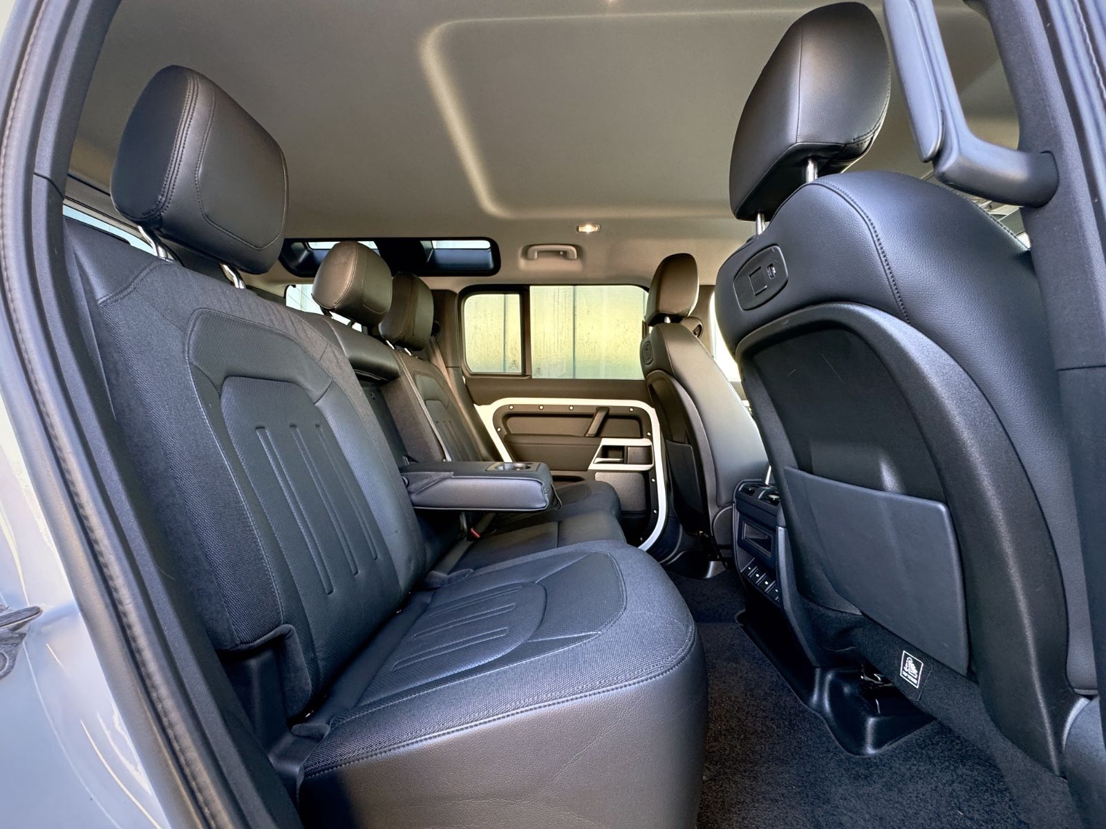 Fahrzeugabbildung Land Rover Defender 110 D240 AWD SE *AHK|OFF-ROAD-PACK|LED*