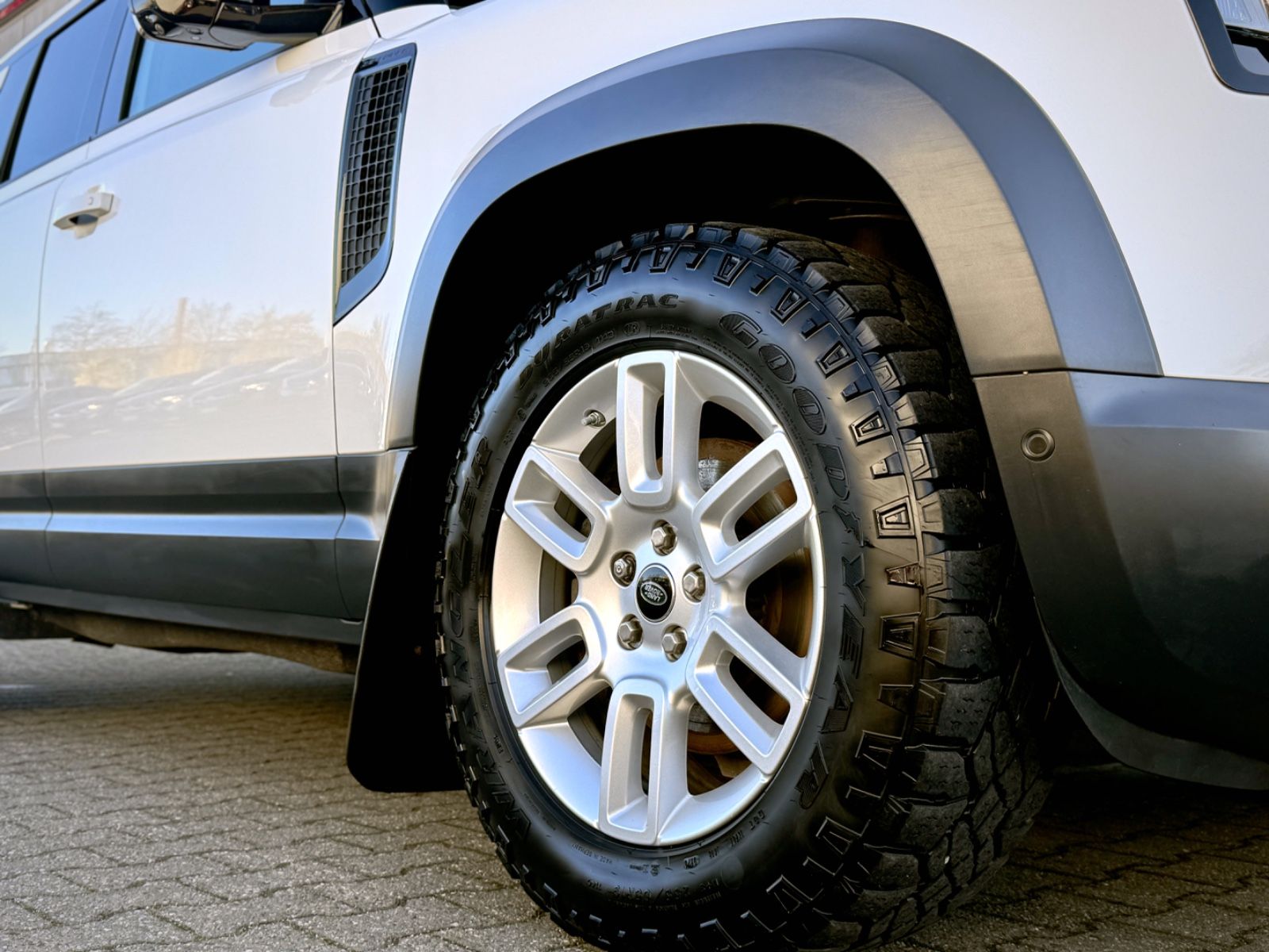 Fahrzeugabbildung Land Rover Defender 110 D240 AWD SE *AHK|OFF-ROAD-PACK|LED*