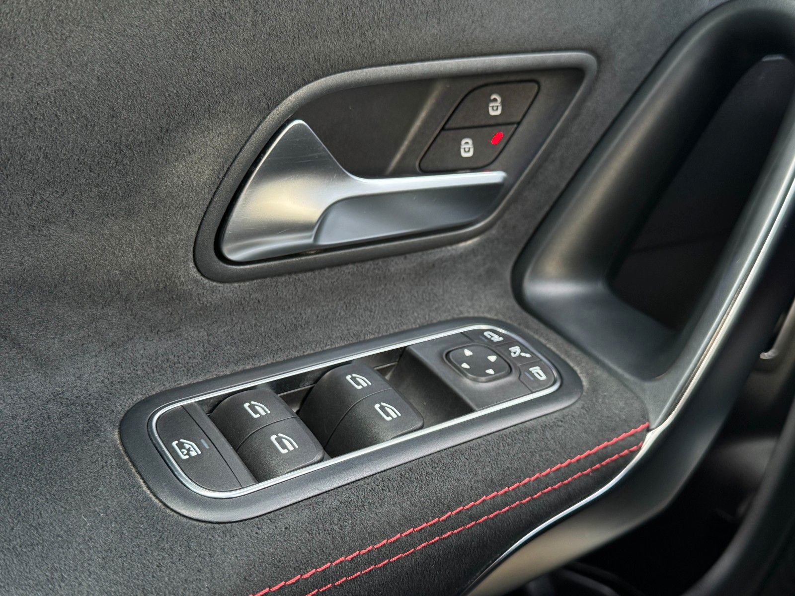 Fahrzeugabbildung Mercedes-Benz CLA 180 7G-DCT Shooting Brake AMG-LINE*LED|NAVI*