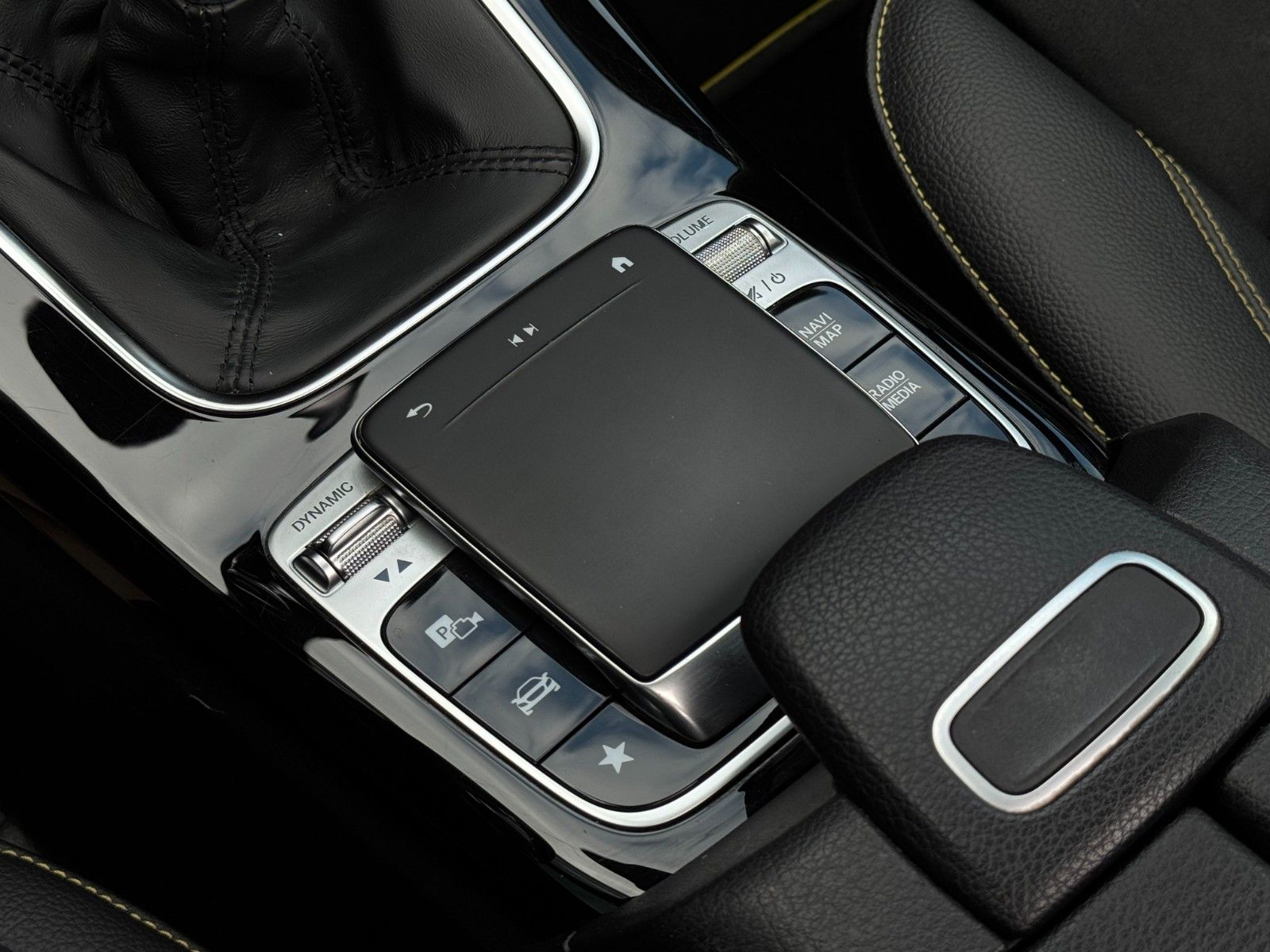 Fahrzeugabbildung Mercedes-Benz A 200 AMG-Line Edition 1 *PANO|LED|NAV|CAM*