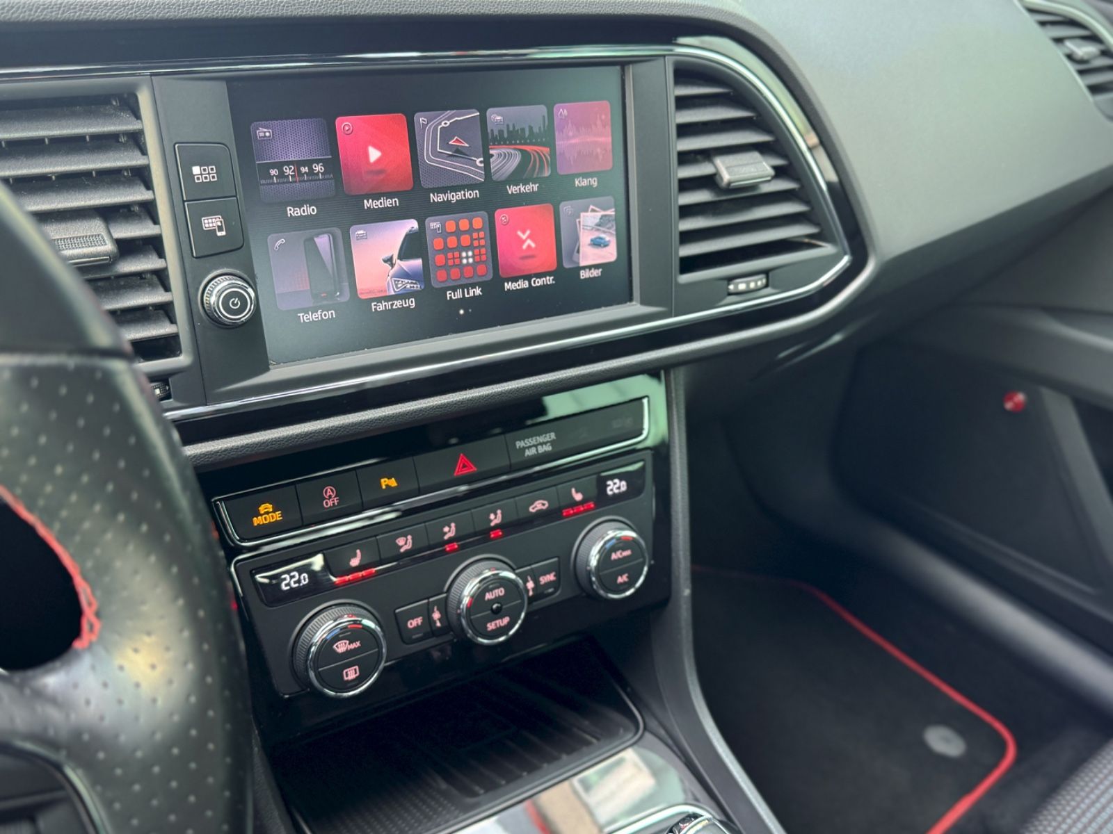 Fahrzeugabbildung SEAT Leon 2.0 TDI ST FR *NAVI|CARPLAY|LED*