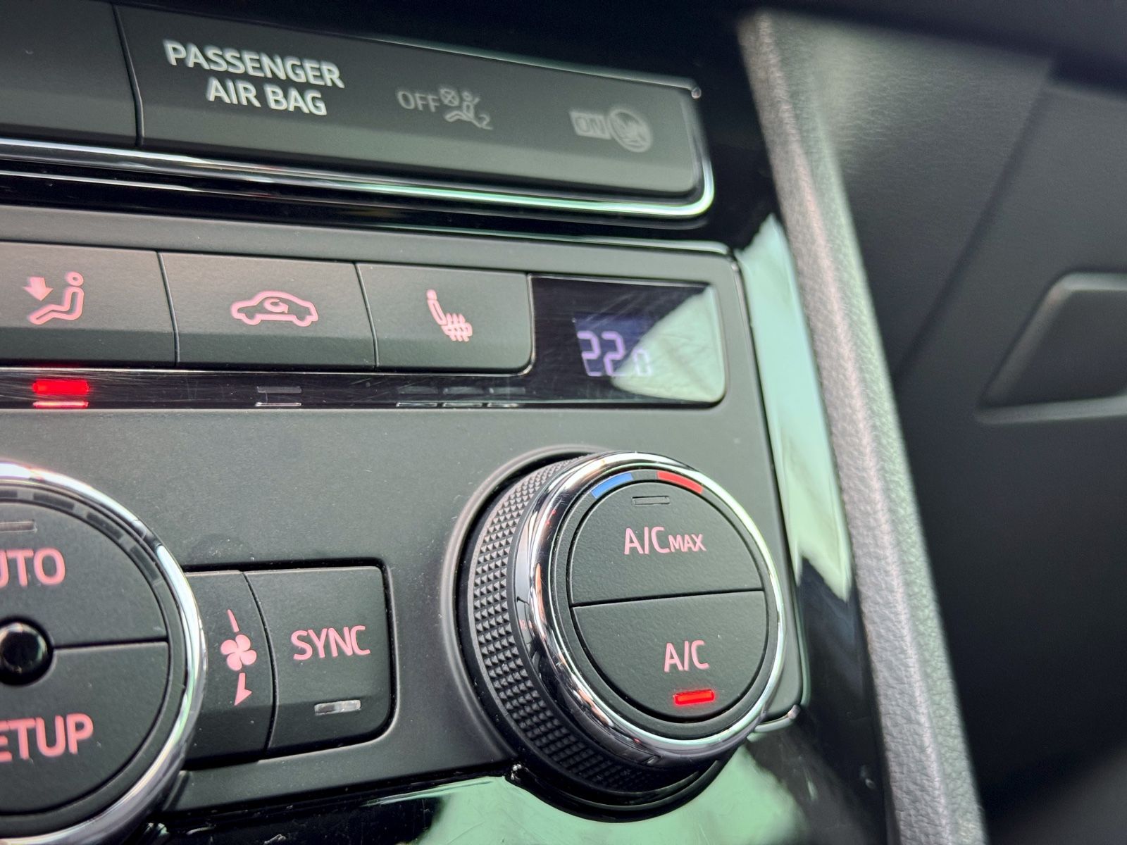 Fahrzeugabbildung SEAT Leon 2.0 TDI ST FR *NAVI|CARPLAY|LED*
