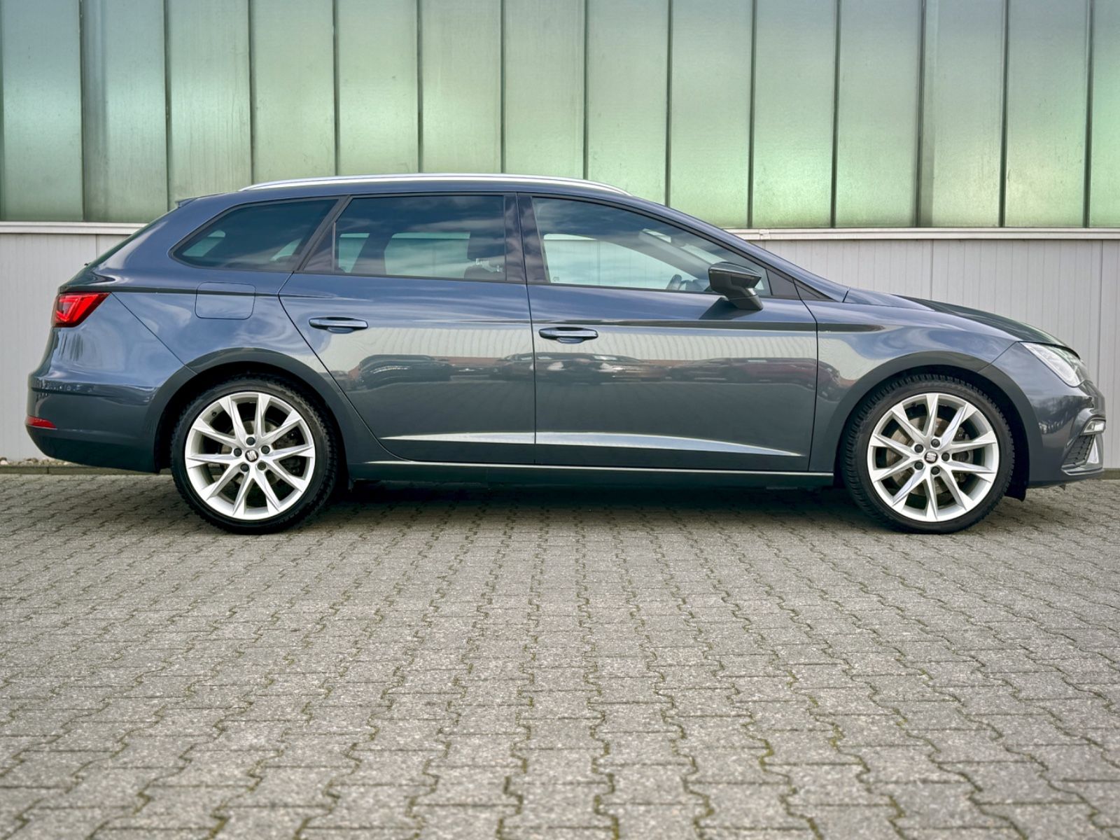 Fahrzeugabbildung SEAT Leon 2.0 TDI ST FR *NAVI|CARPLAY|LED*