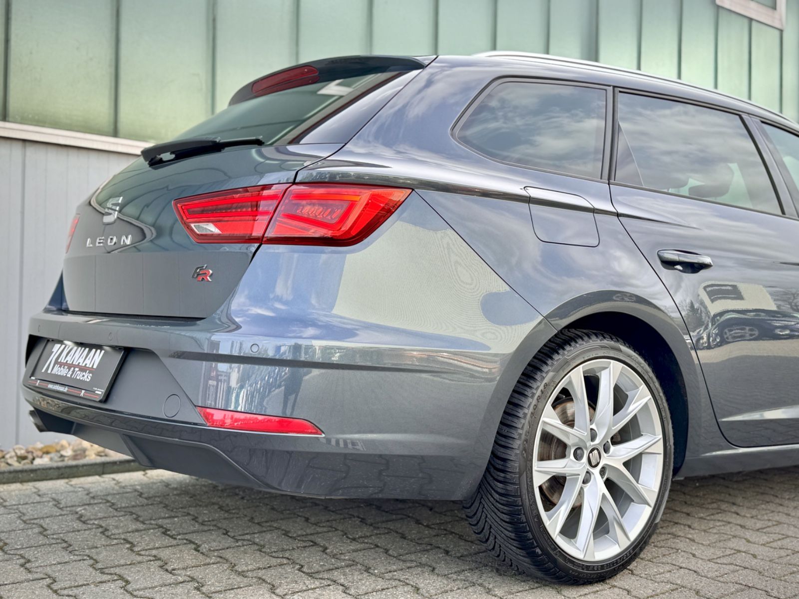Fahrzeugabbildung SEAT Leon 2.0 TDI ST FR *NAVI|CARPLAY|LED*