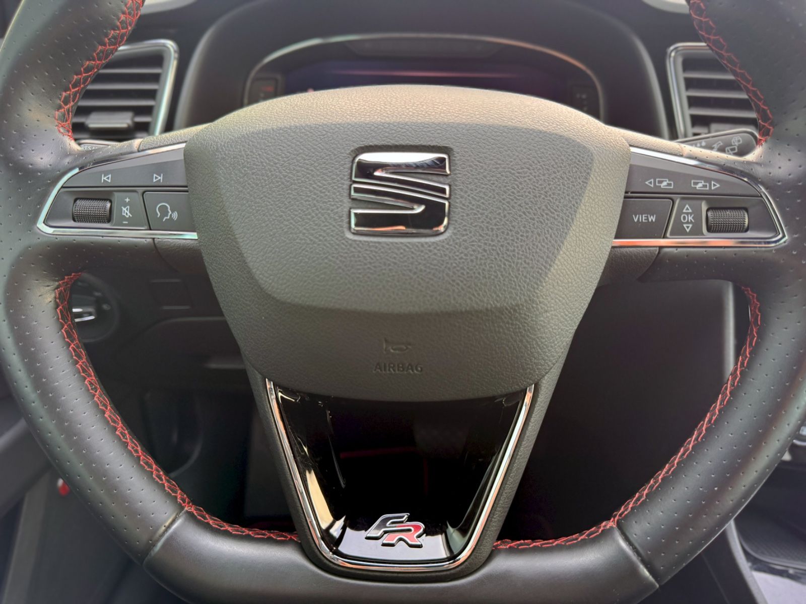 Fahrzeugabbildung SEAT Leon 2.0 TDI ST FR *NAVI|CARPLAY|LED*