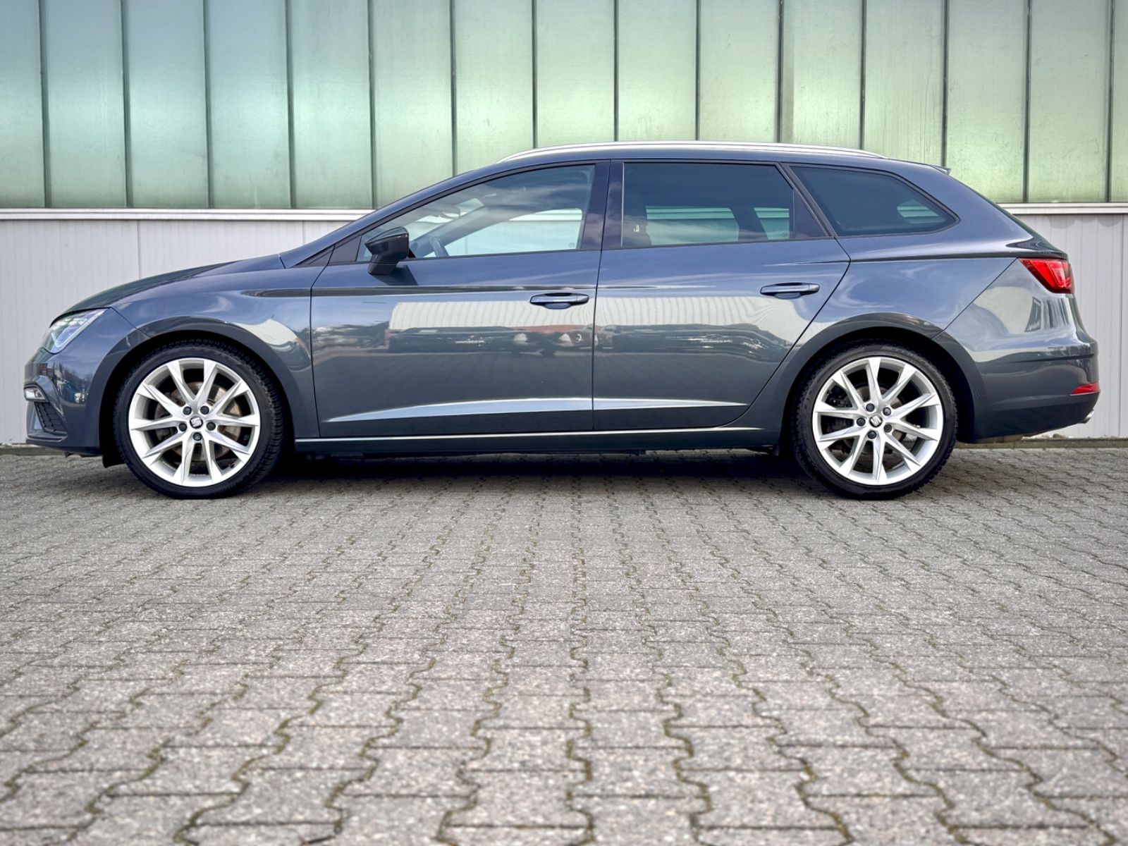 Fahrzeugabbildung SEAT Leon 2.0 TDI ST FR *NAVI|CARPLAY|LED*