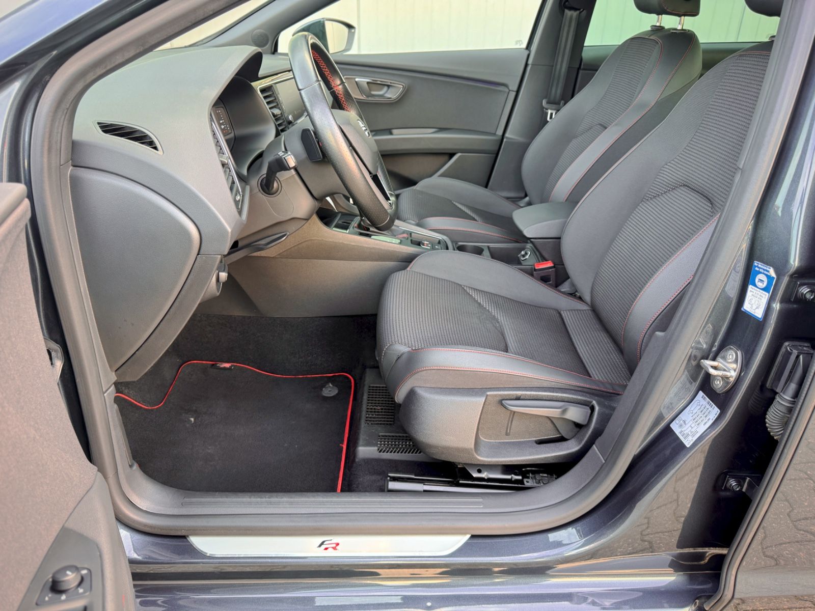 Fahrzeugabbildung SEAT Leon 2.0 TDI ST FR *NAVI|CARPLAY|LED*