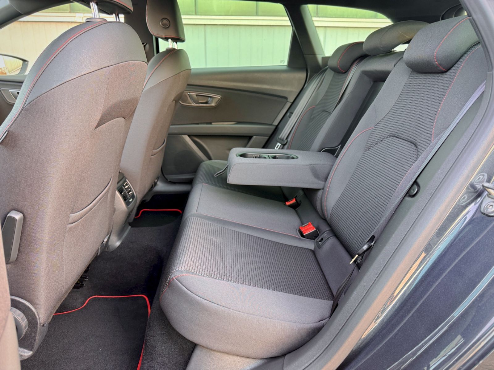 Fahrzeugabbildung SEAT Leon 2.0 TDI ST FR *NAVI|CARPLAY|LED*