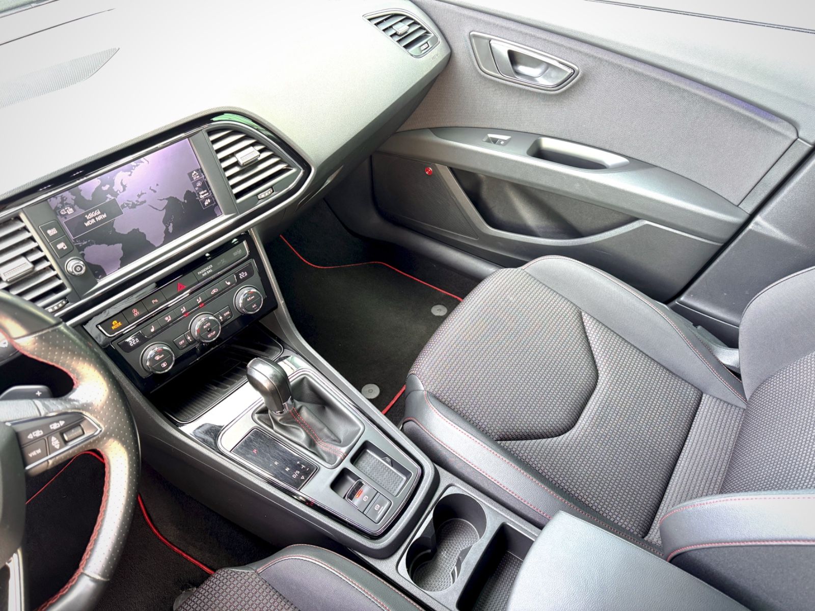 Fahrzeugabbildung SEAT Leon 2.0 TDI ST FR *NAVI|CARPLAY|LED*