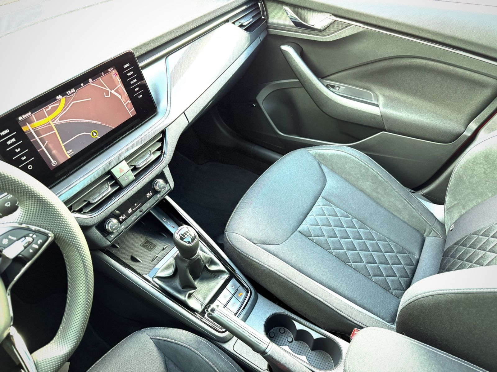 Fahrzeugabbildung SKODA Scala 1.5 Style*PANO|NAV|CAM|LED|SPORT|AMBIENTE*
