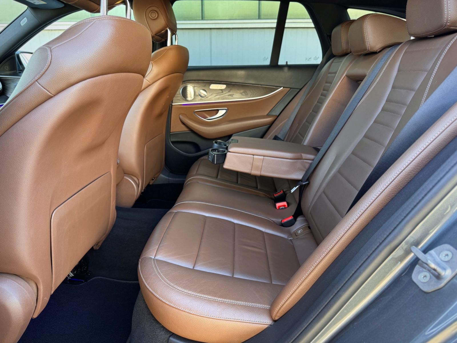 Fahrzeugabbildung Mercedes-Benz E 220Td Avantgarde *HEAD-UP|CAM|AHK|LED*