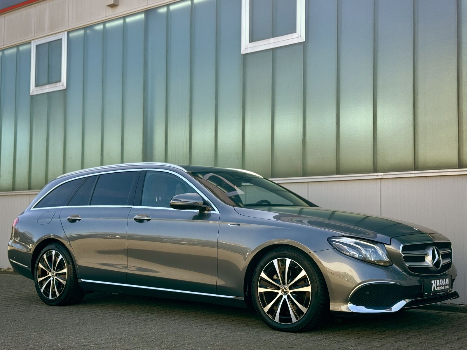Fahrzeugabbildung Mercedes-Benz E 220Td Avantgarde *HEAD-UP|CAM|AHK|LED*