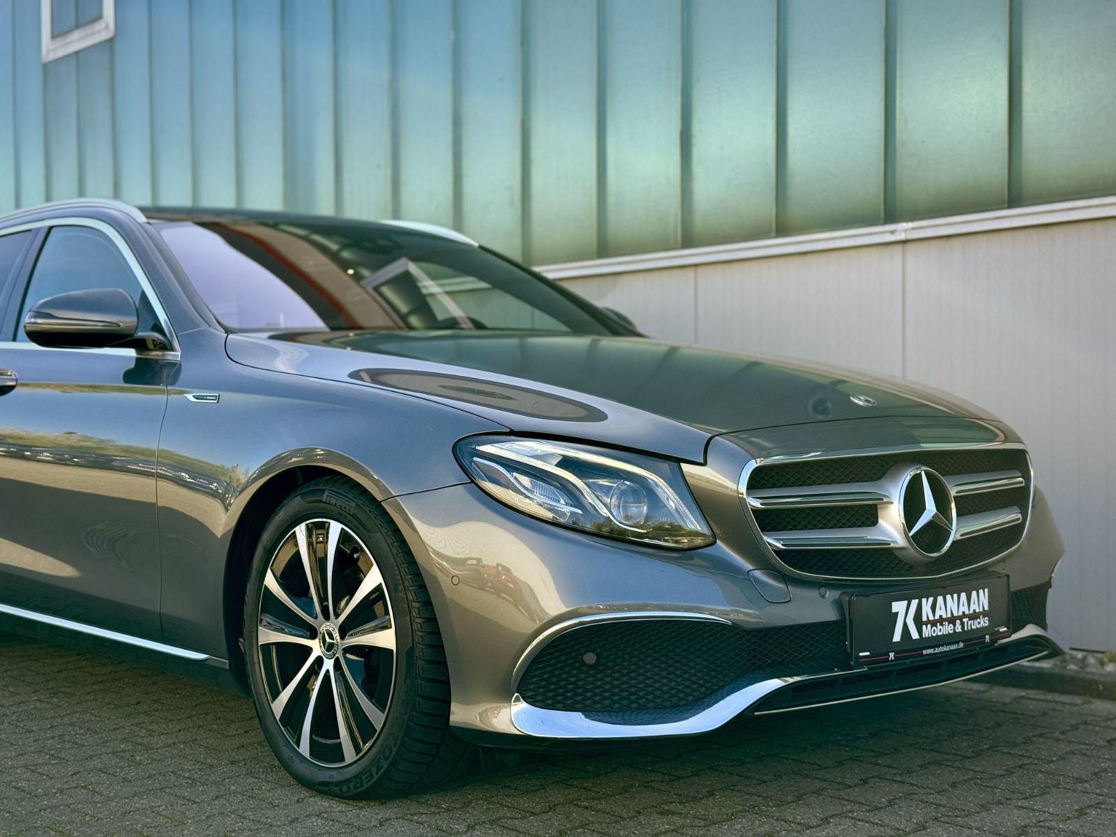 Fahrzeugabbildung Mercedes-Benz E 220Td Avantgarde *HEAD-UP|CAM|AHK|LED*