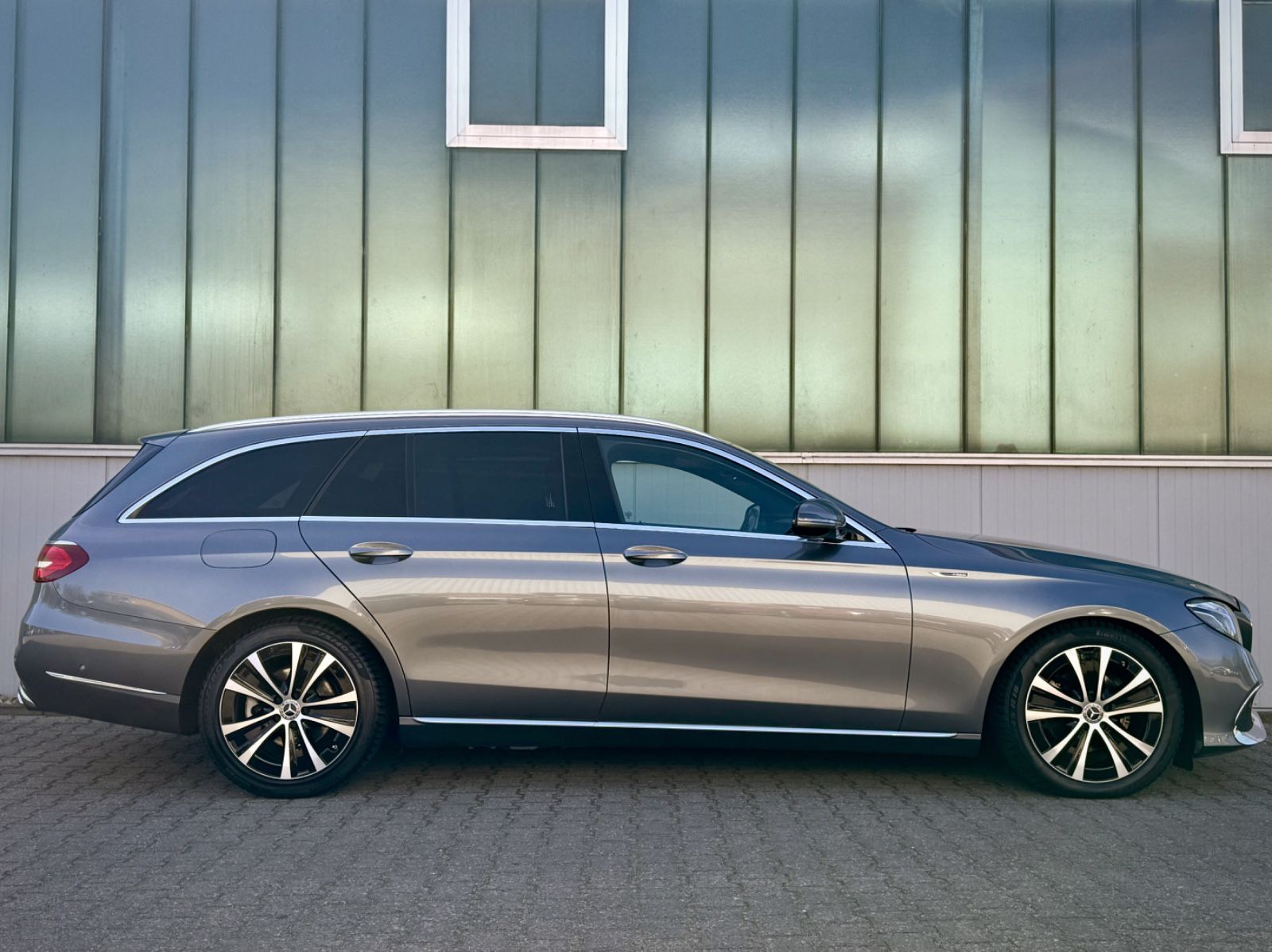 Fahrzeugabbildung Mercedes-Benz E 220Td Avantgarde *HEAD-UP|CAM|AHK|LED*