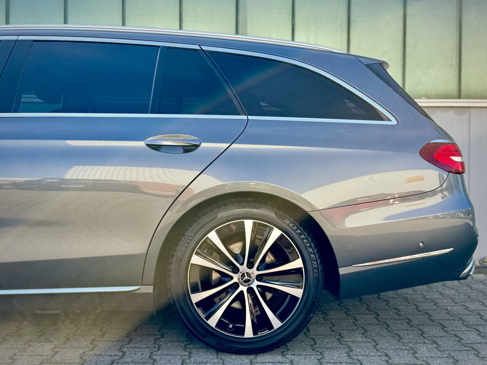 Fahrzeugabbildung Mercedes-Benz E 220Td Avantgarde *HEAD-UP|CAM|AHK|LED*