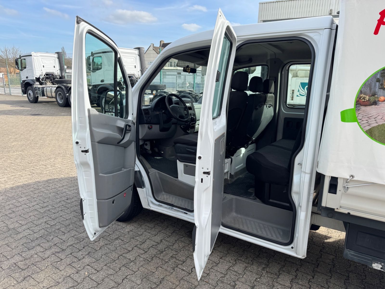 Fahrzeugabbildung Mercedes-Benz 316 CDI Sprinter Pritsche+Plane DoKa 7-Sitzer