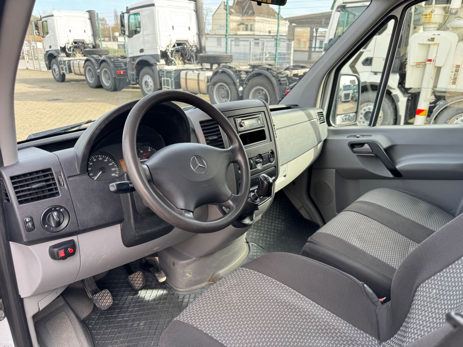 Fahrzeugabbildung Mercedes-Benz 316 CDI Sprinter Pritsche+Plane DoKa 7-Sitzer