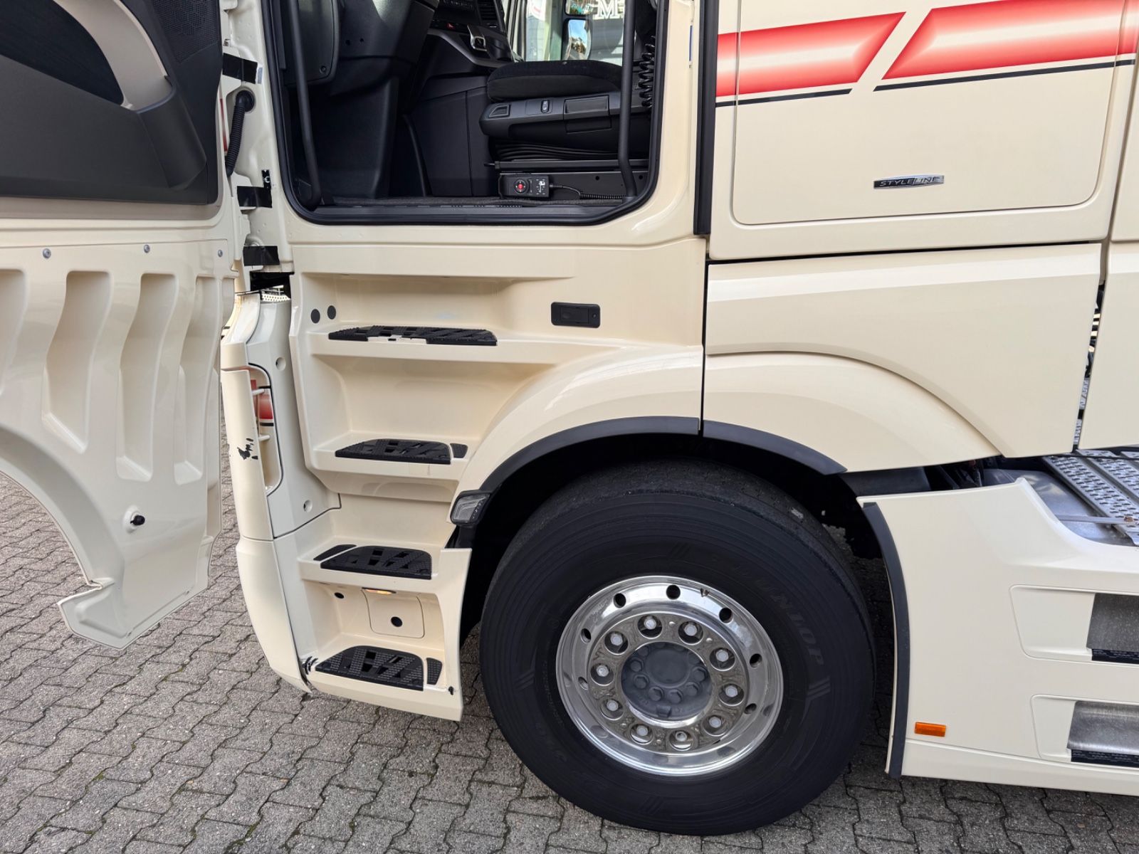 Fahrzeugabbildung Mercedes-Benz 1848 L  Actros 5 GigaSpace  ÖlRetarder TÜV NEU