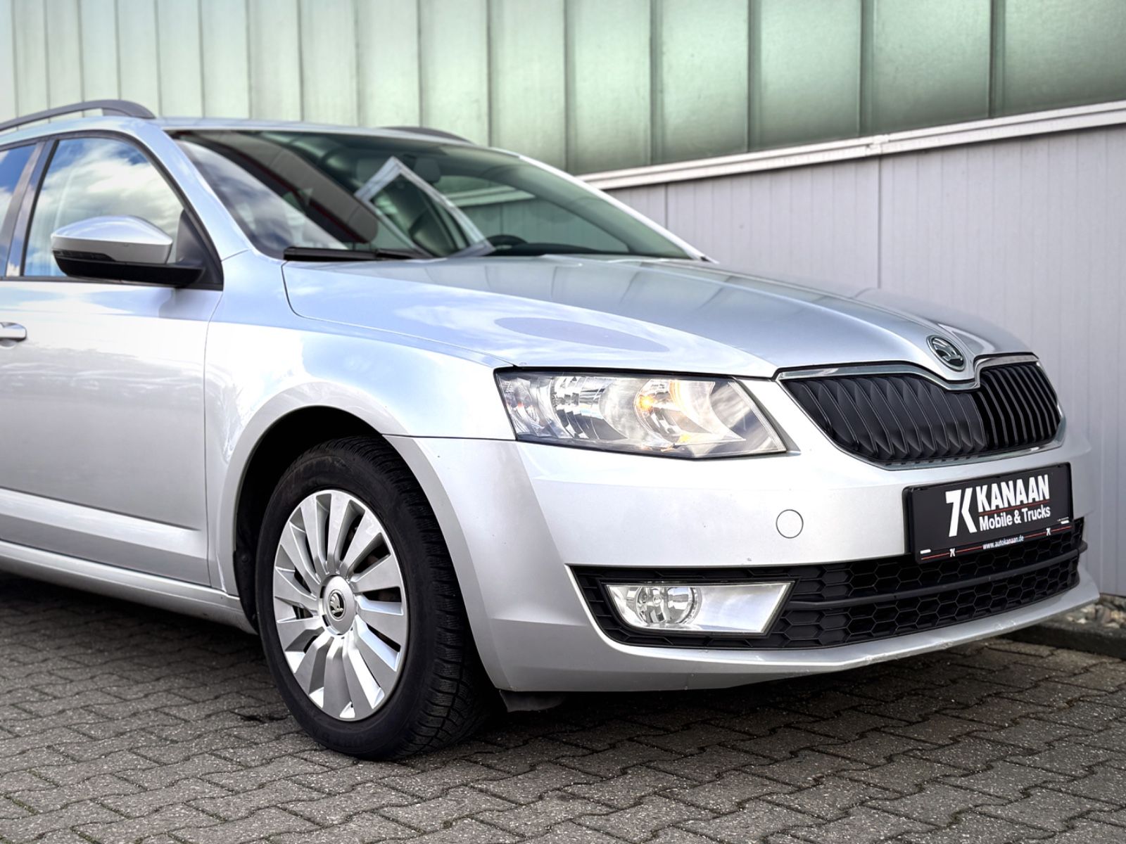 Fahrzeugabbildung SKODA Octavia 2.0 TDI Combi Ambition *DSG|AHK|NAVI*