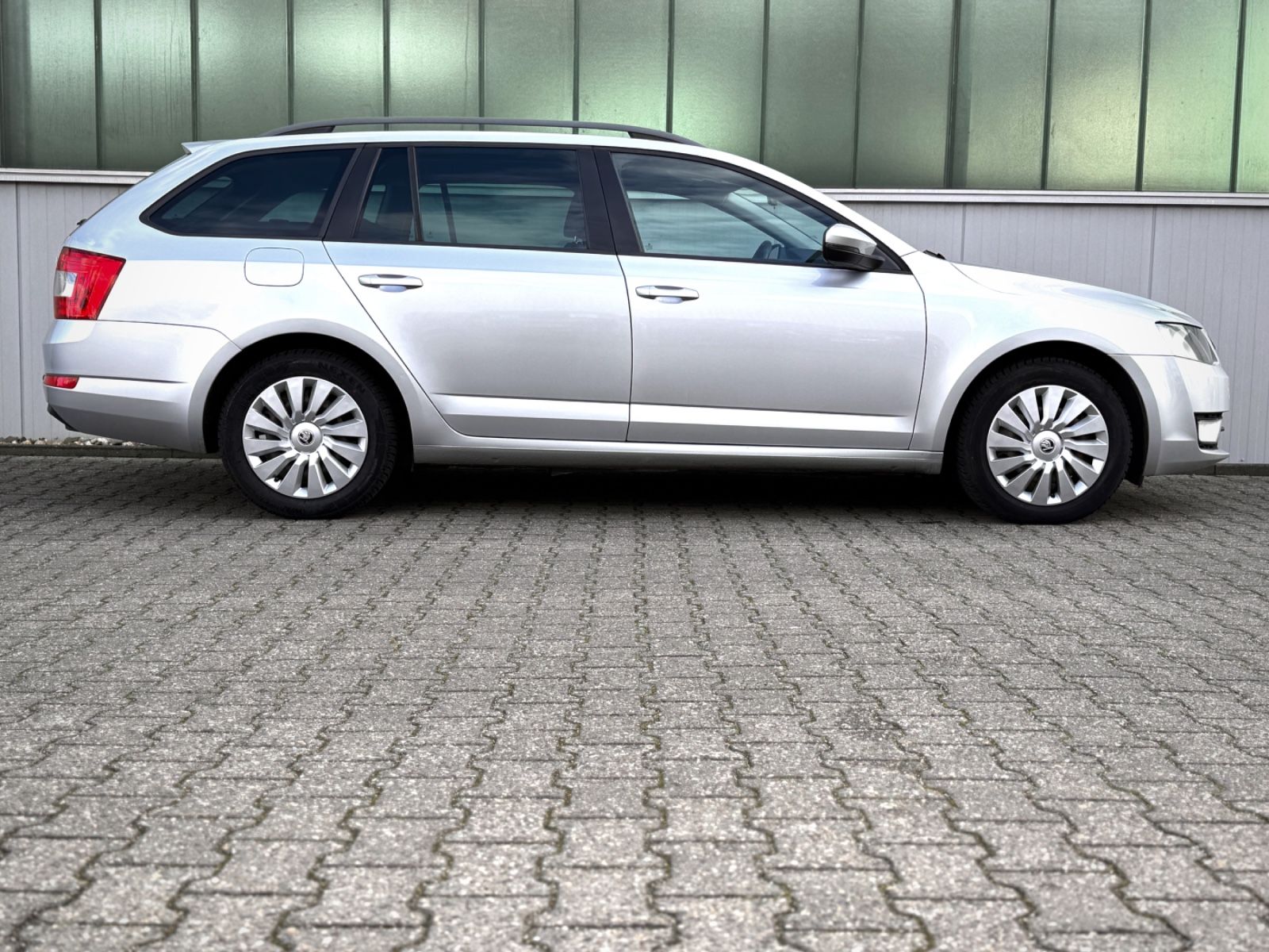 Fahrzeugabbildung SKODA Octavia 2.0 TDI Combi Ambition *DSG|AHK|NAVI*